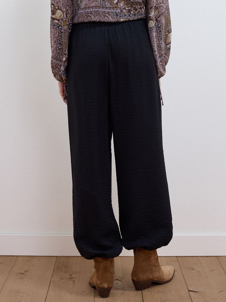 Schwarze Relaxed-Fit-Hose aus Viskosemix_2