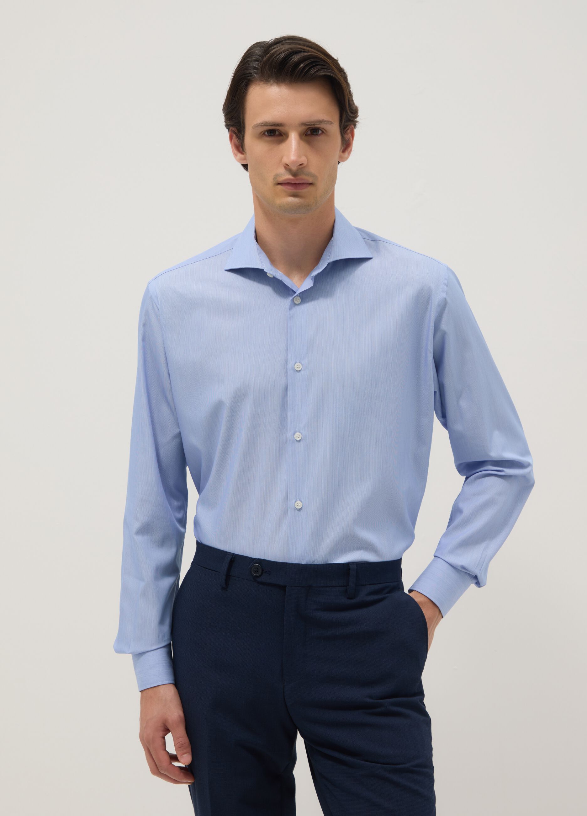 Camisa azul regular fit com colarinho franc&ecirc;s