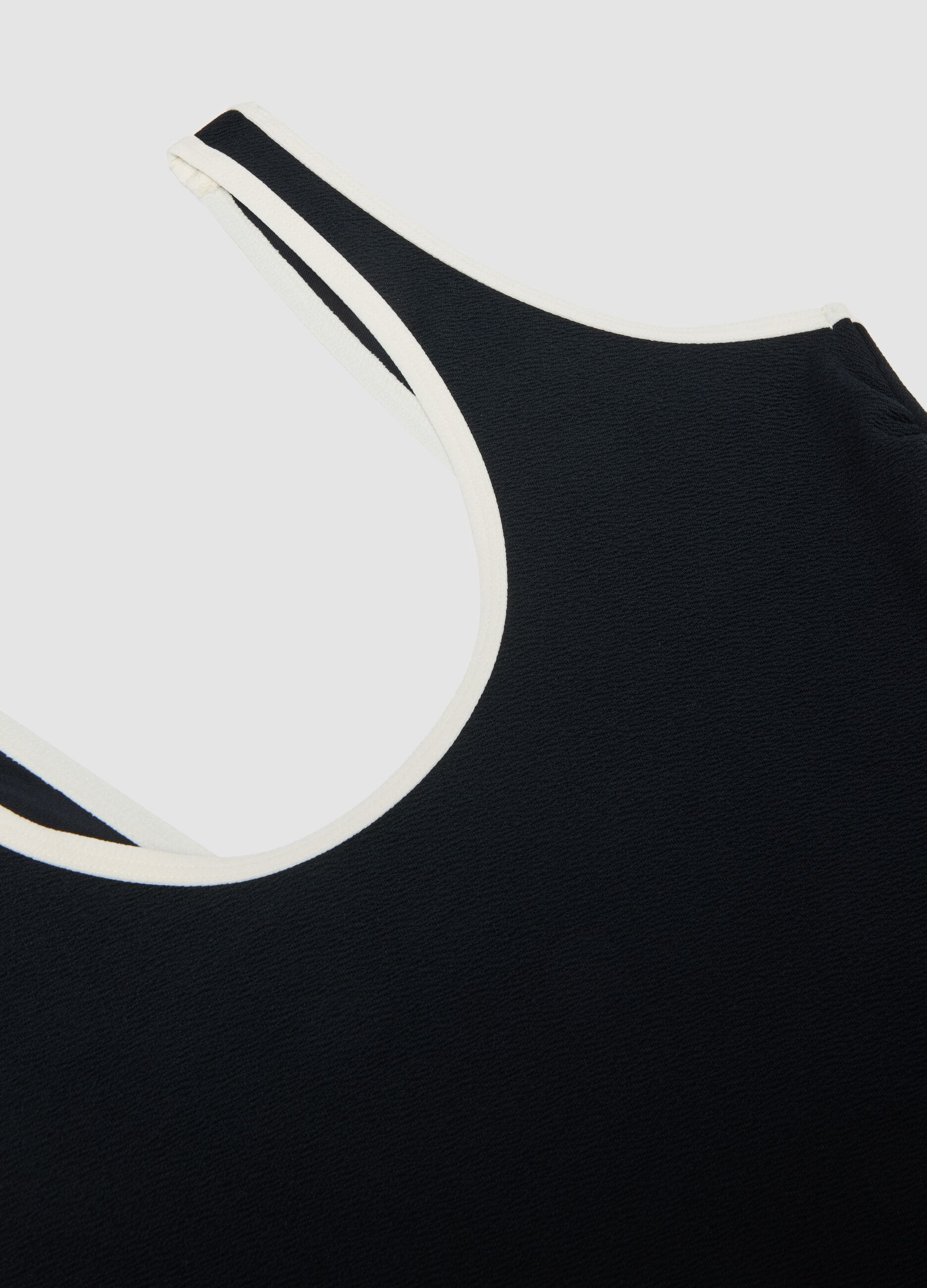 Schwarzer One-Piece-Badeanzug aus Stretchmaterial mit weissen Abschl&uuml;ssen