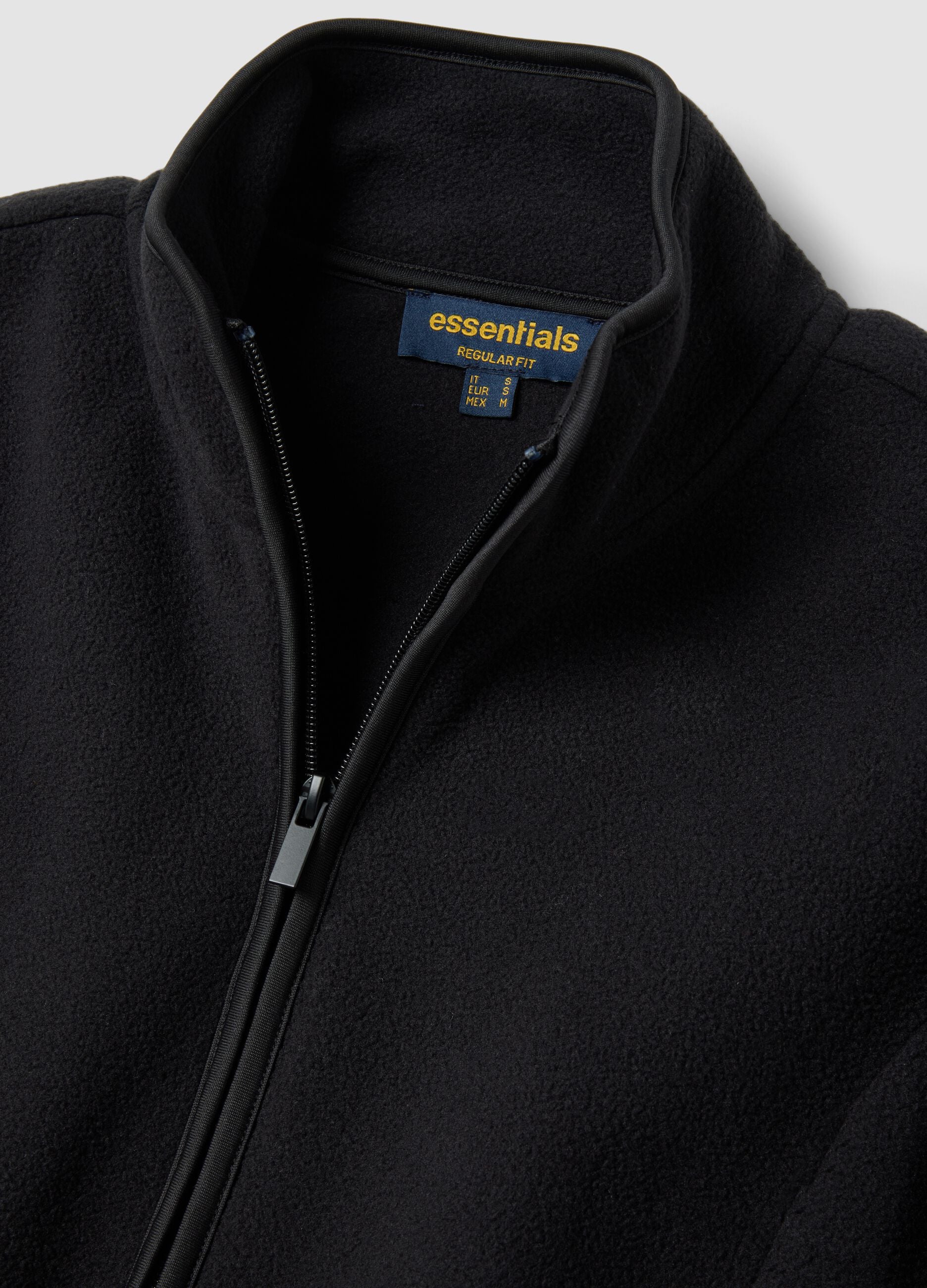 Felpa nera con girocollo e zip