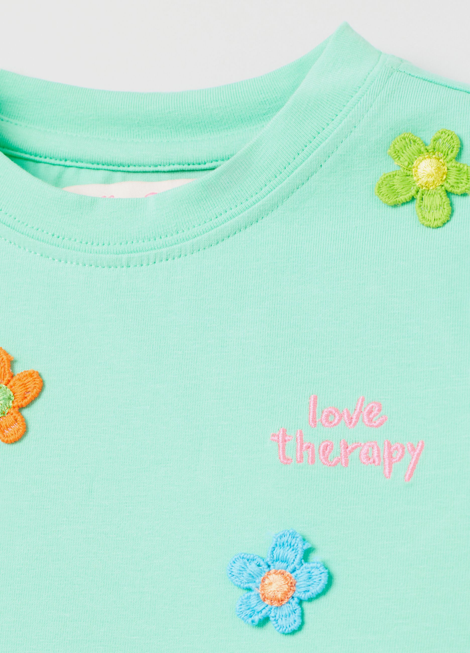 Camiseta con flores y bordado Love Therapy