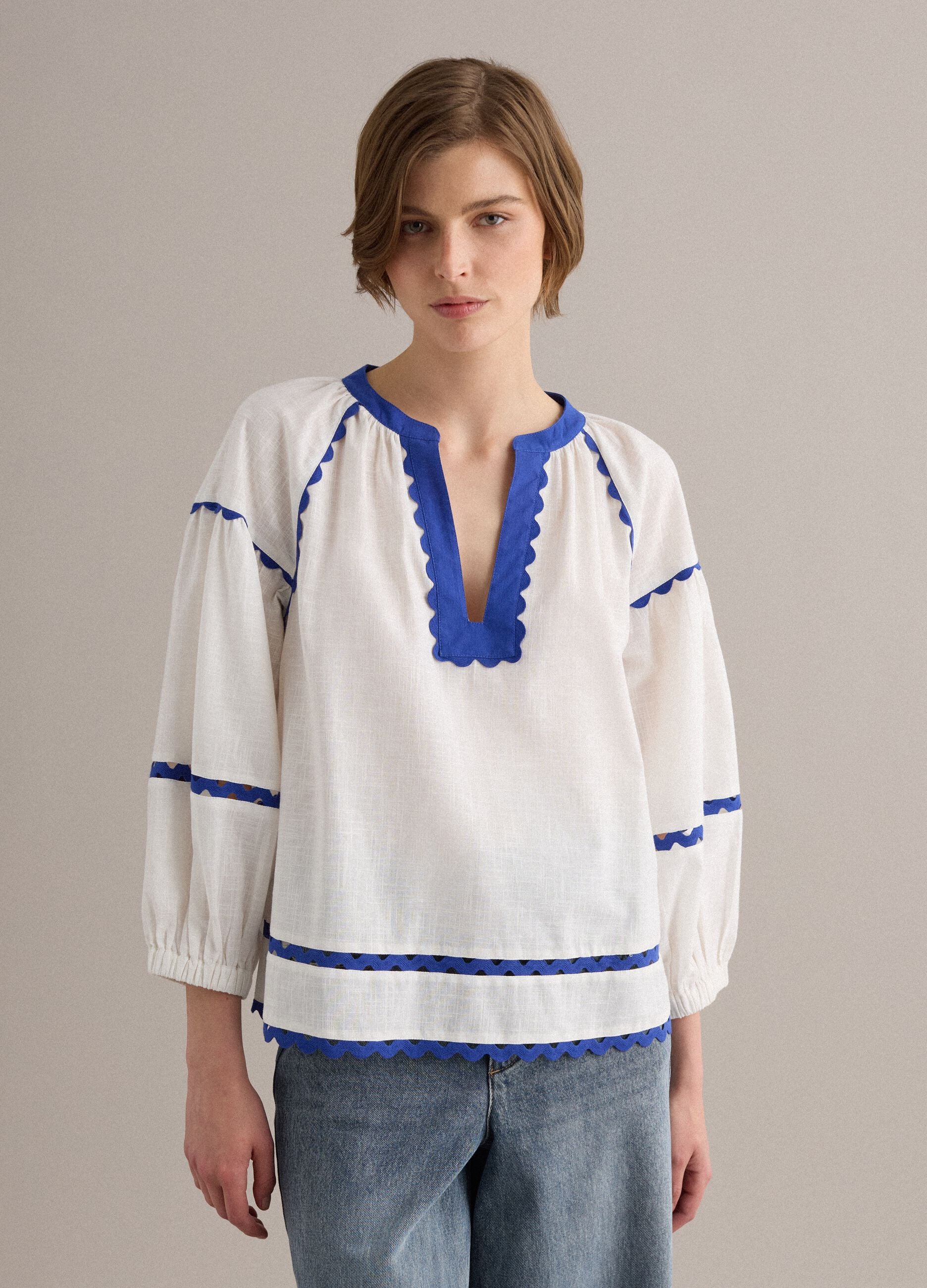 Wei&szlig;e Bluse aus reiner Baumwolle mit blauer Paspelierung, Regular Fit