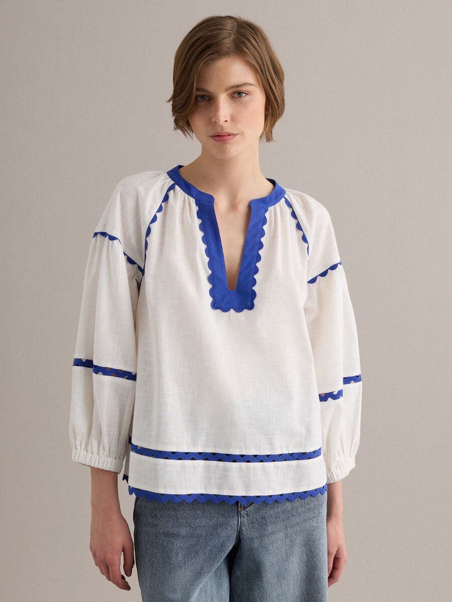 Blusa blanca de algod&oacute;n puro con ribetes azules, corte regular_1