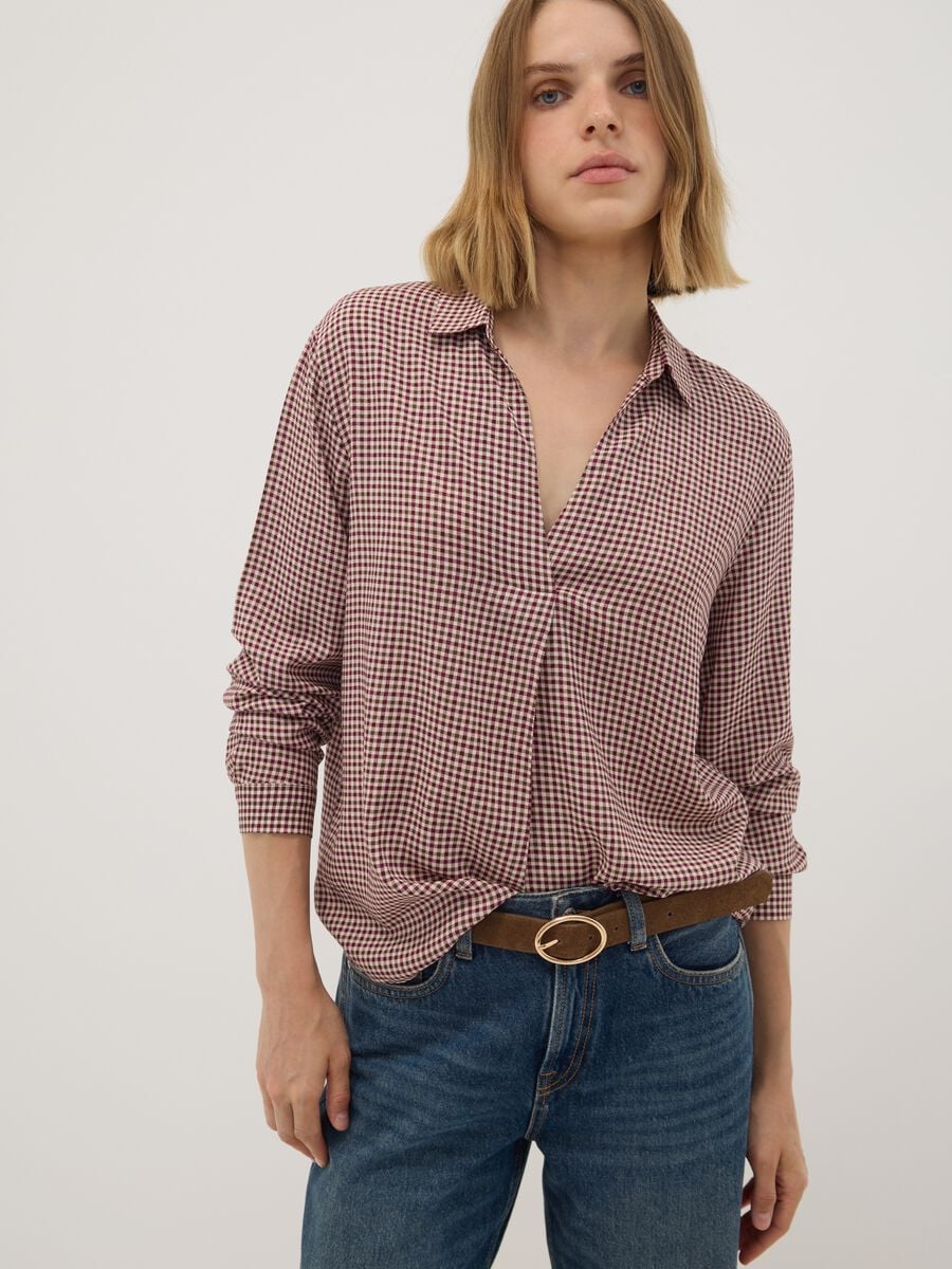 Camicia marrone a quadretti in pura viscosa con colletto classico regular fit_0