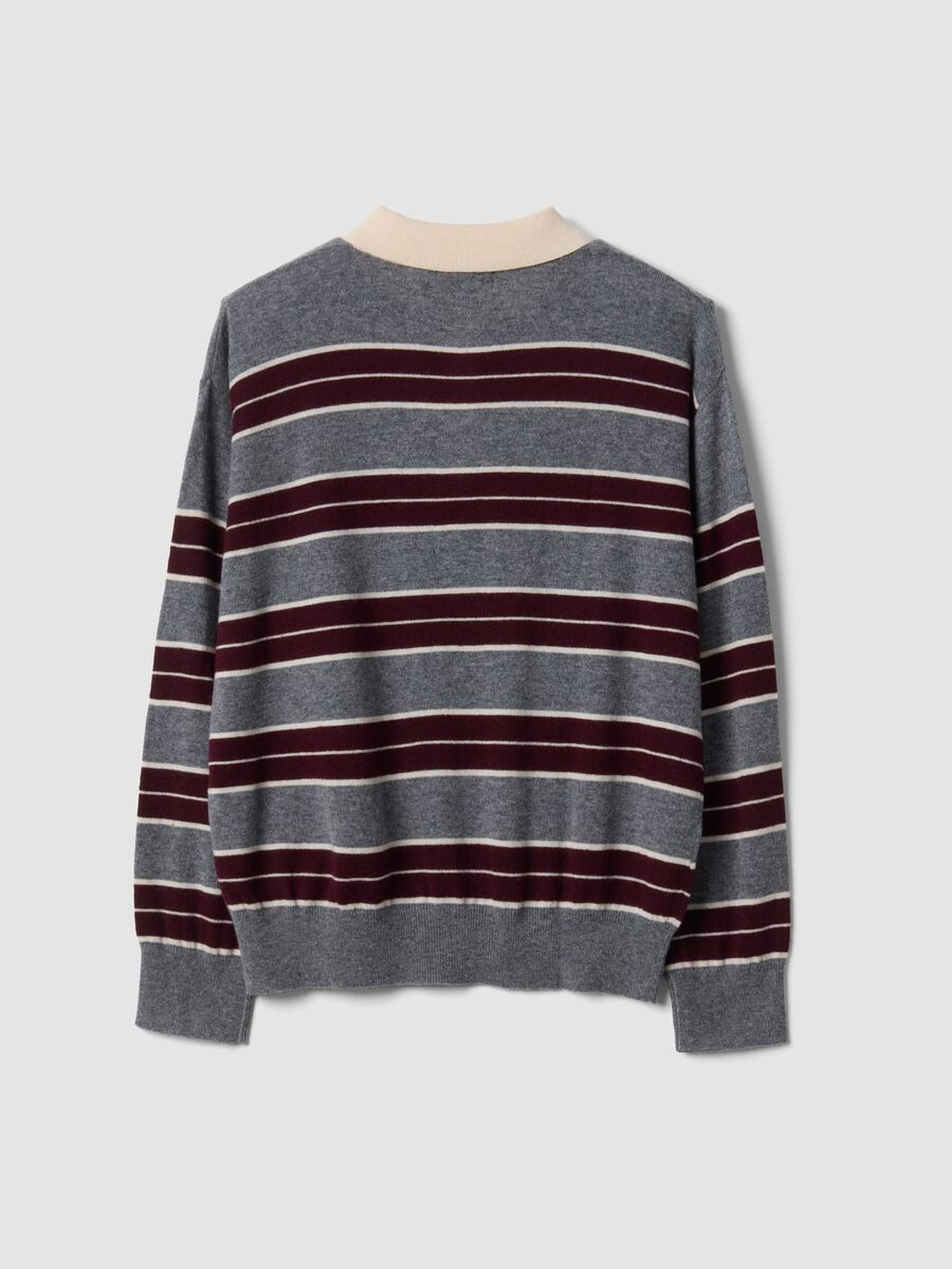 Grauer, gestreifter Wollmix-Pullover mit Polokragen_2