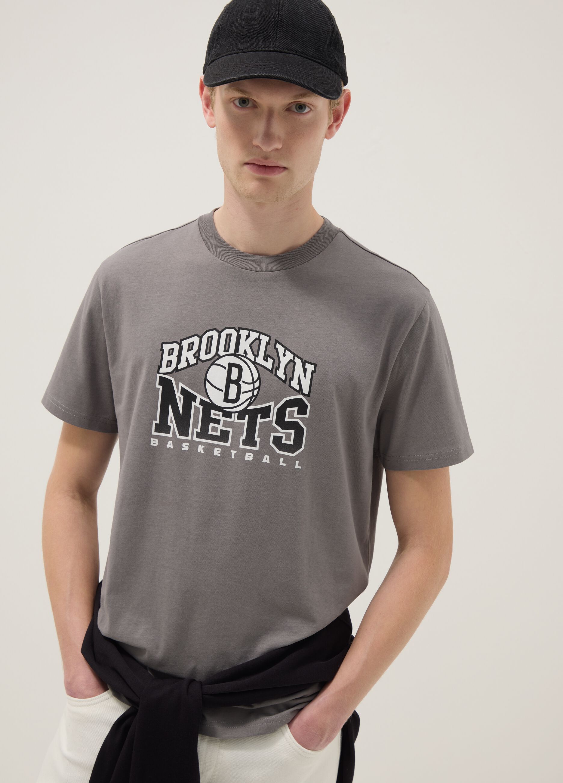 Camiseta gris de puro algod&oacute;n, ajuste regular con estampado de Brooklyn Nets