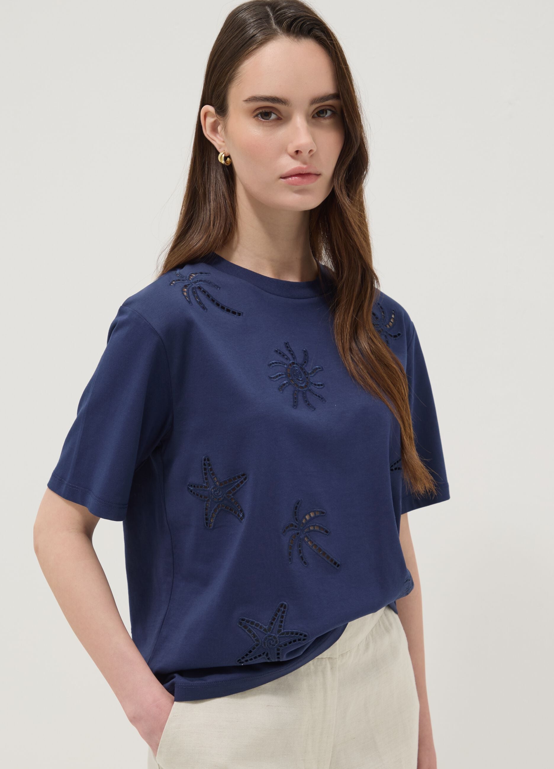 &Mu;&pi;&lambda;&epsilon; T-shirt &alpha;&pi;ό 100% &beta;&alpha;&mu;&beta;ά&kappa;&iota; &mu;&epsilon; &kappa;&epsilon;&nu;&tau;&eta;&tau;ό &delta;&iota;ά&tau;&rho;&eta;&tau;&omicron; &sigma;&chi;έ&delta;&iota;&omicron;, regular fit