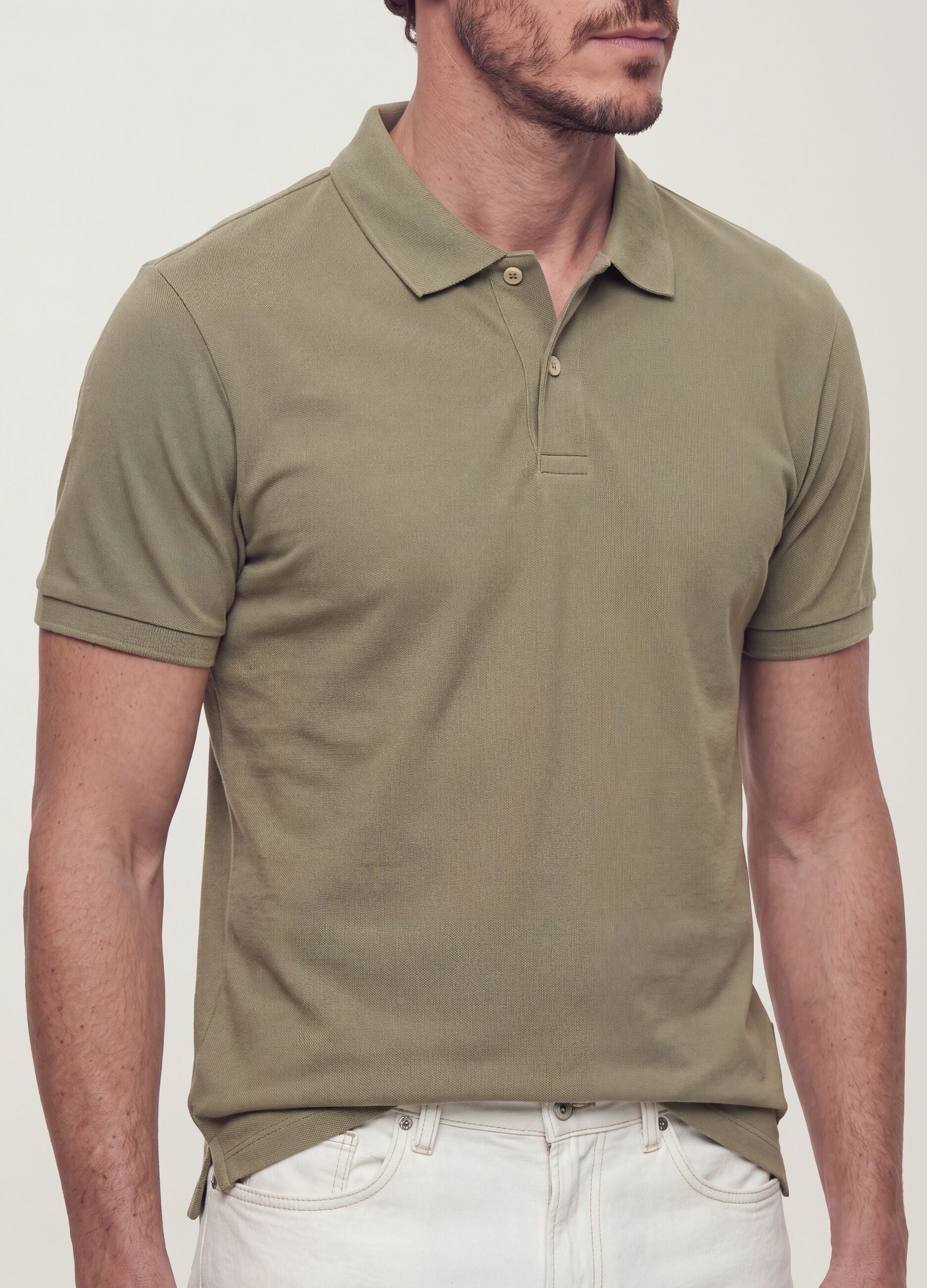 Polo verde em piqu&eacute; 100% algod&atilde;o com colarinho cl&aacute;ssico, corte regular