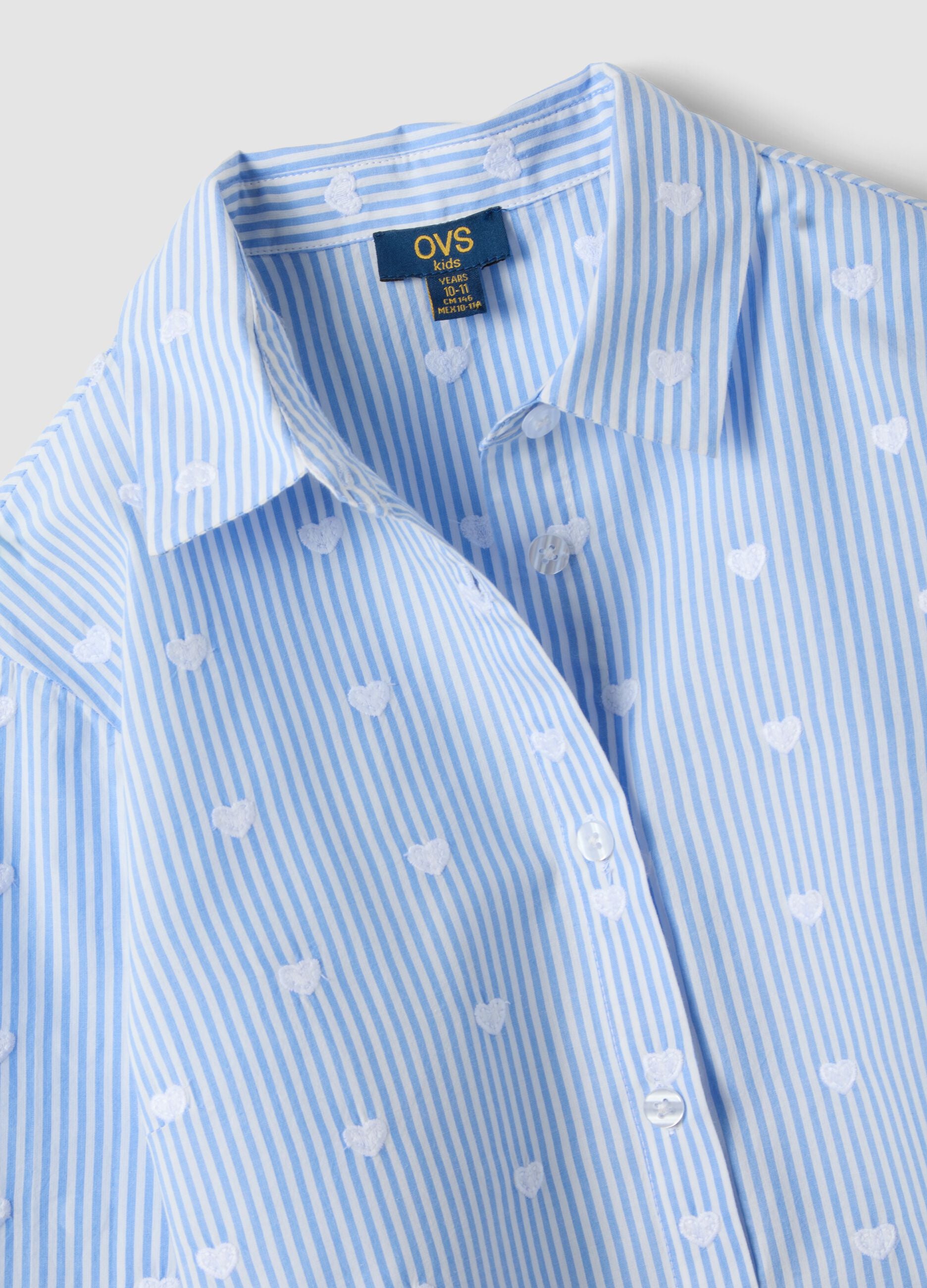 Camisa azul &agrave;s riscas em puro algod&atilde;o com cora&ccedil;&otilde;es para menina