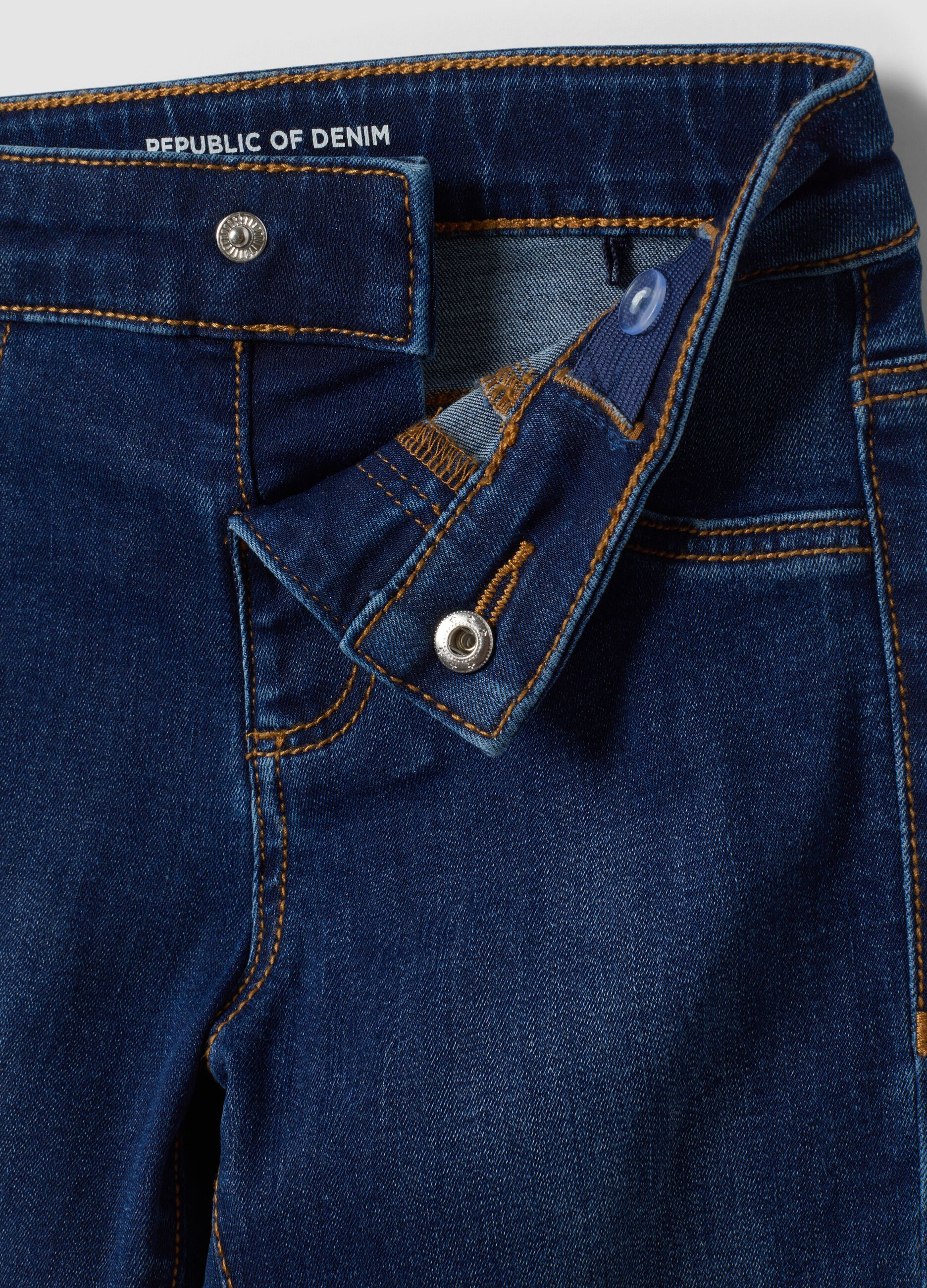 Jeans blu flare in cotone e viscosa elasticizzata per bambina