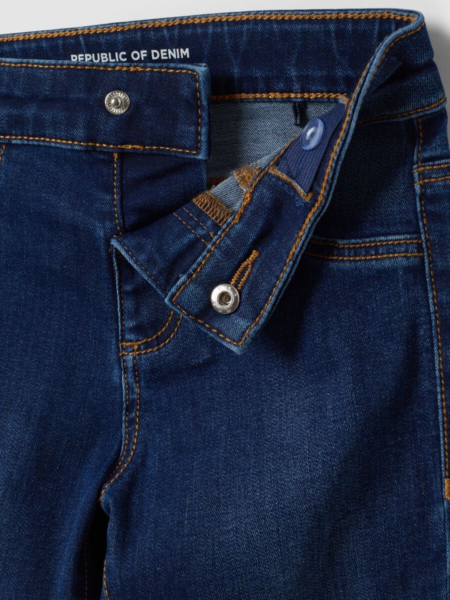 Jeans blu flare in cotone e viscosa elasticizzata per bambina_2