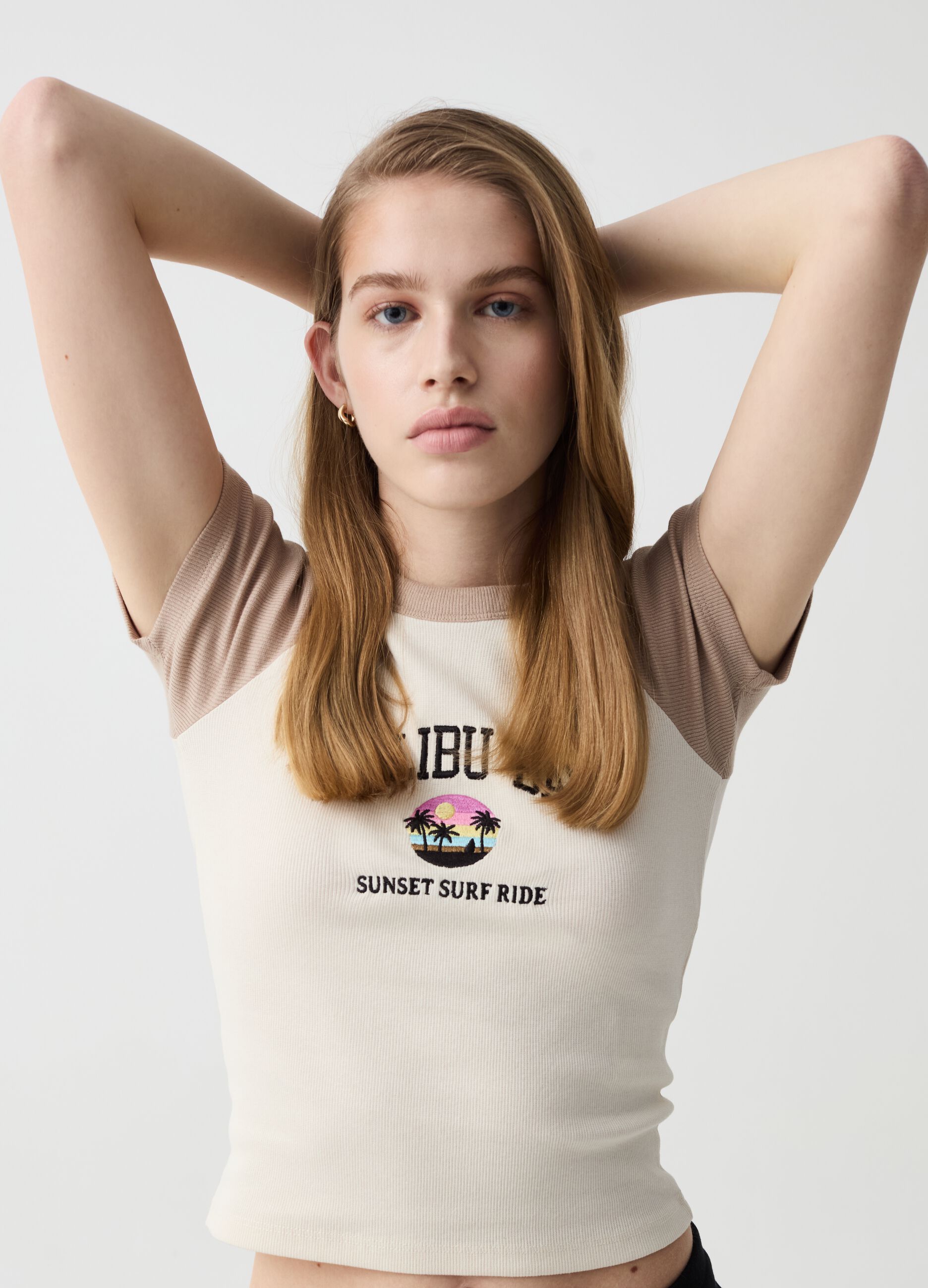 T-shirt cropped bicolore a costine