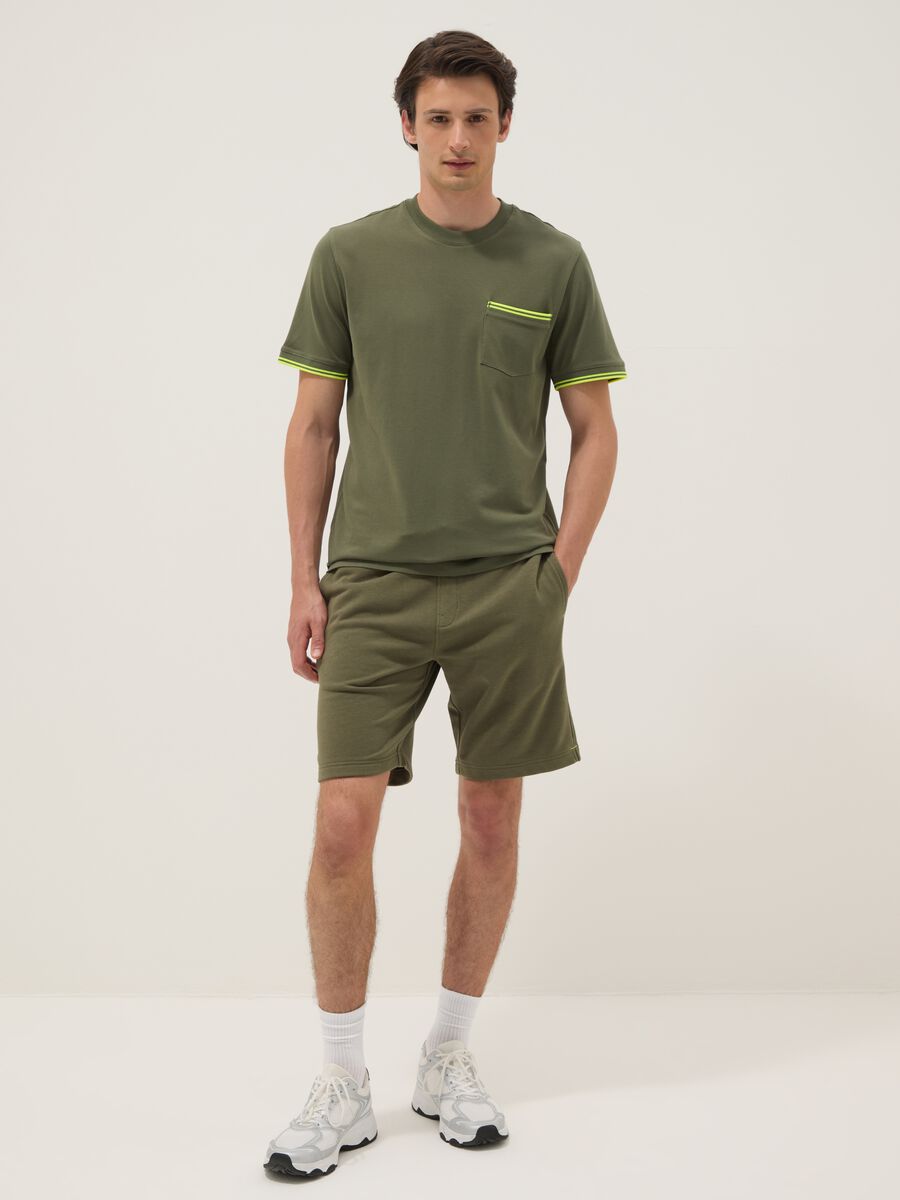 Gr&uuml;nes T-Shirt aus Stretch-Baumwolle mit Brusttasche_1