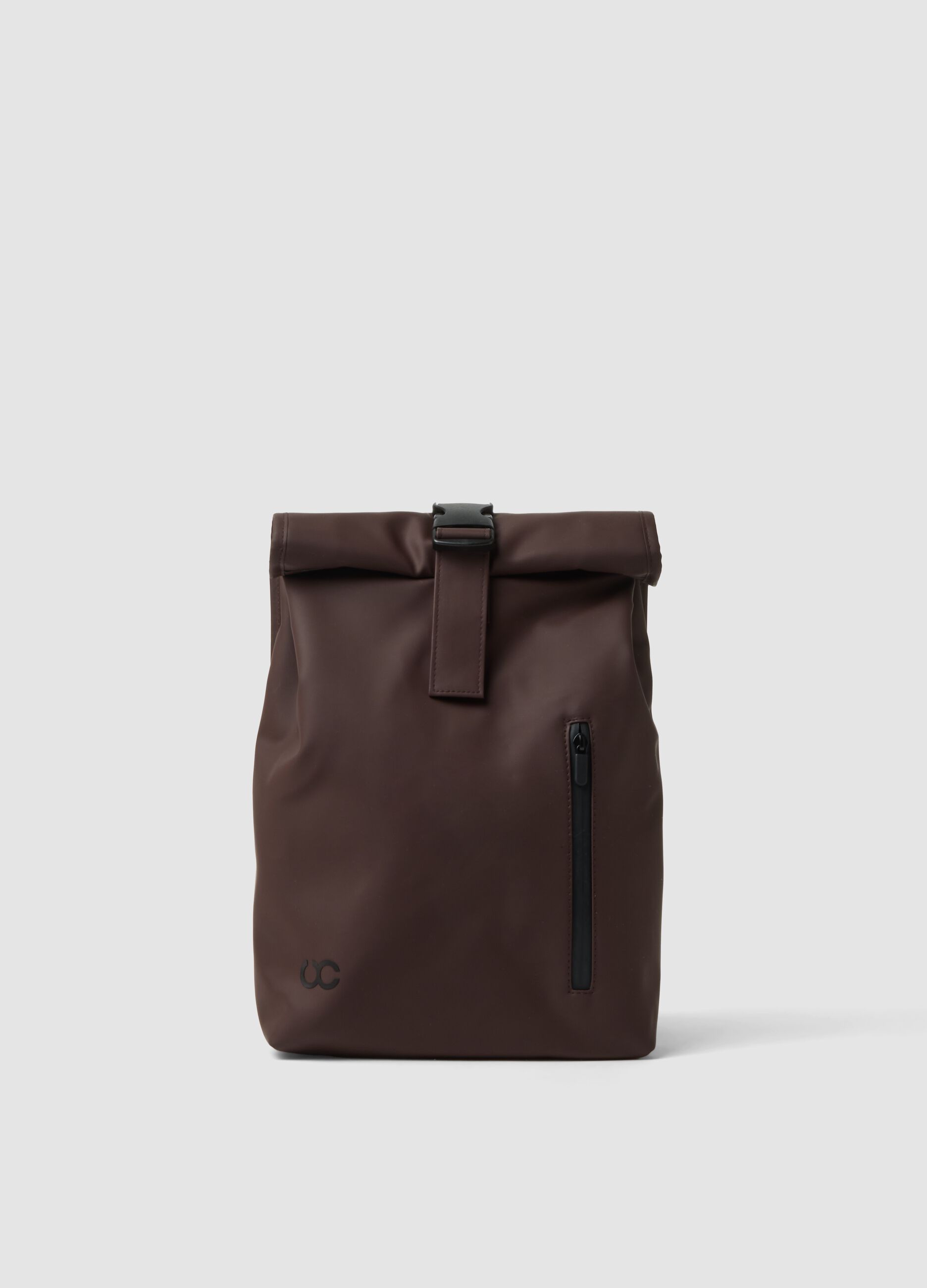 Mochila castanha com fecho roll-top e fecho de correr frontal