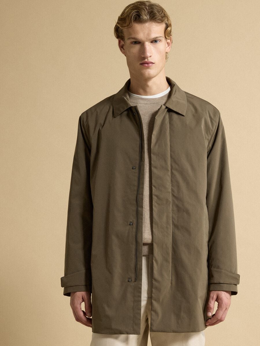 Gabardina impermeable marr&oacute;n larga de corte regular_1