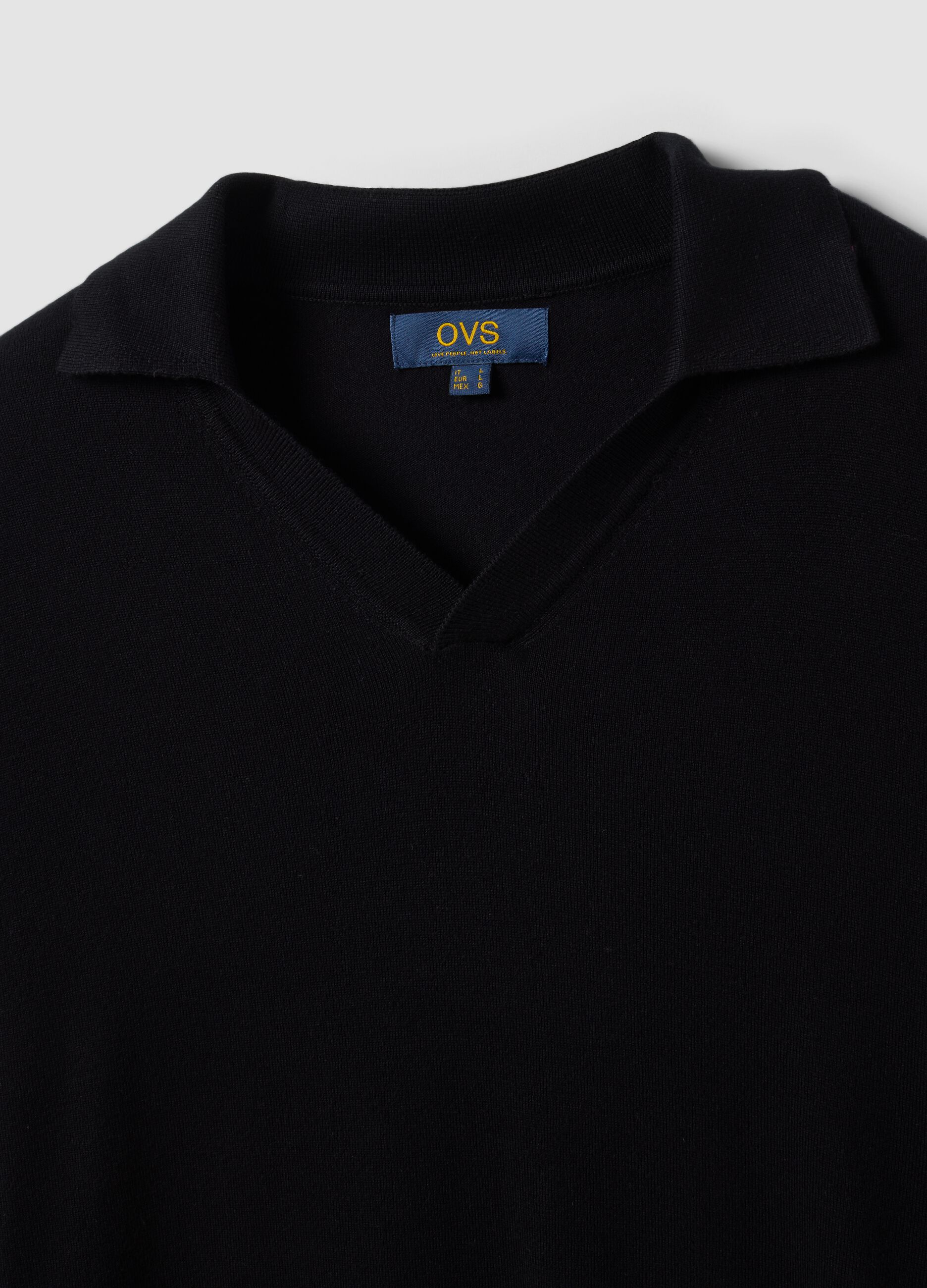 Schwarzes Polo aus Viskosemischung mit V-Ausschnitt, Regular Fit