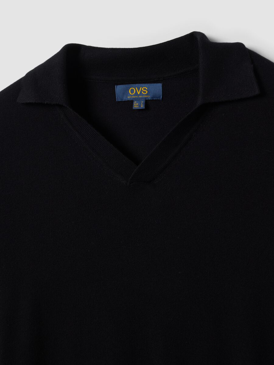 Schwarzes Polo aus Viskosemischung mit V-Ausschnitt, Regular Fit_1