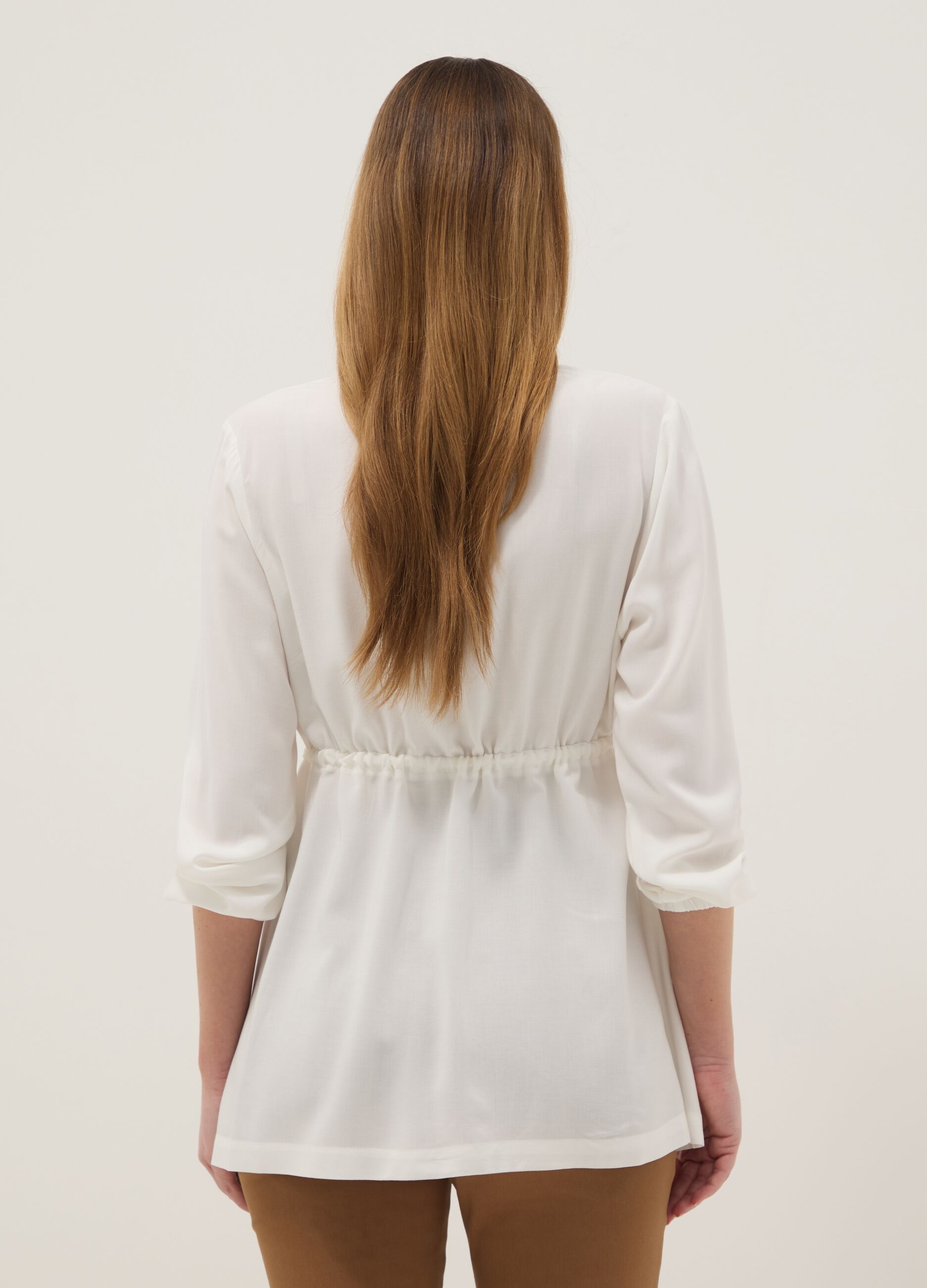 Wei&szlig;e Umstandsbluse aus reiner Viskose mit Stehkragen