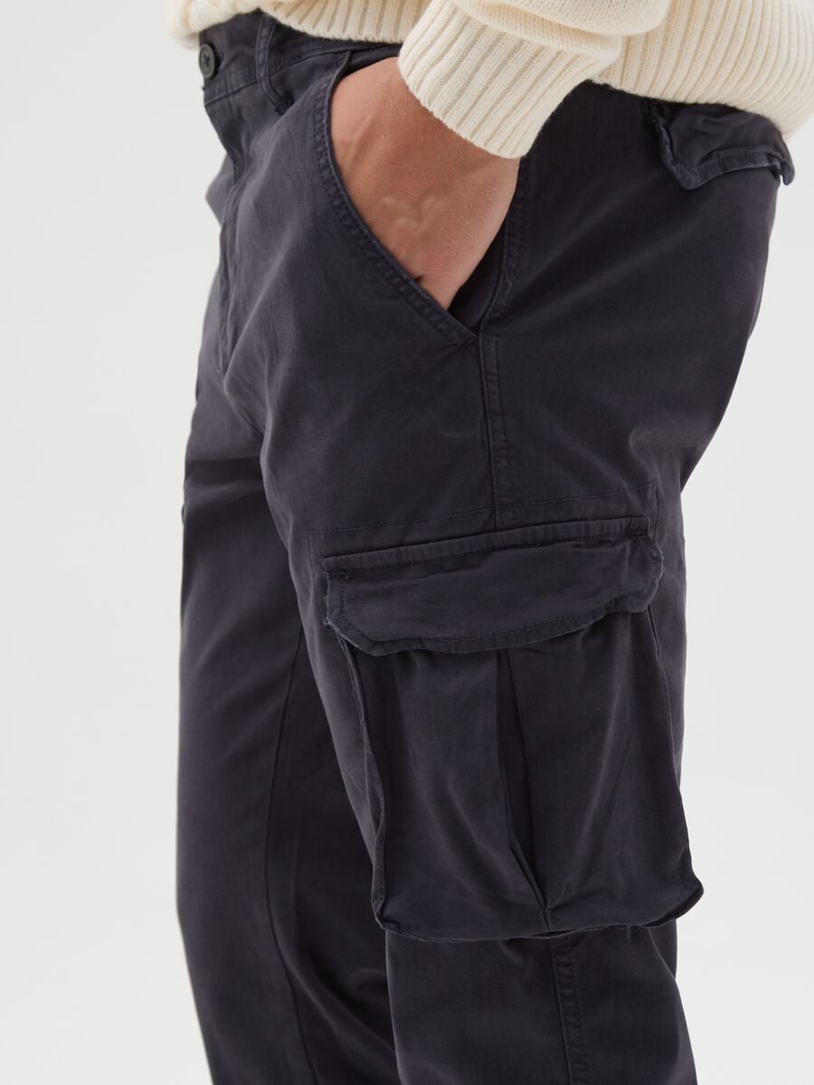 Blue stretch cotton slim fit cargo trousers_3
