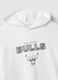 Sweat com capuz regular fit em mistura de algod&atilde;o branco com log&oacute;tipo Chicago Bulls_5
