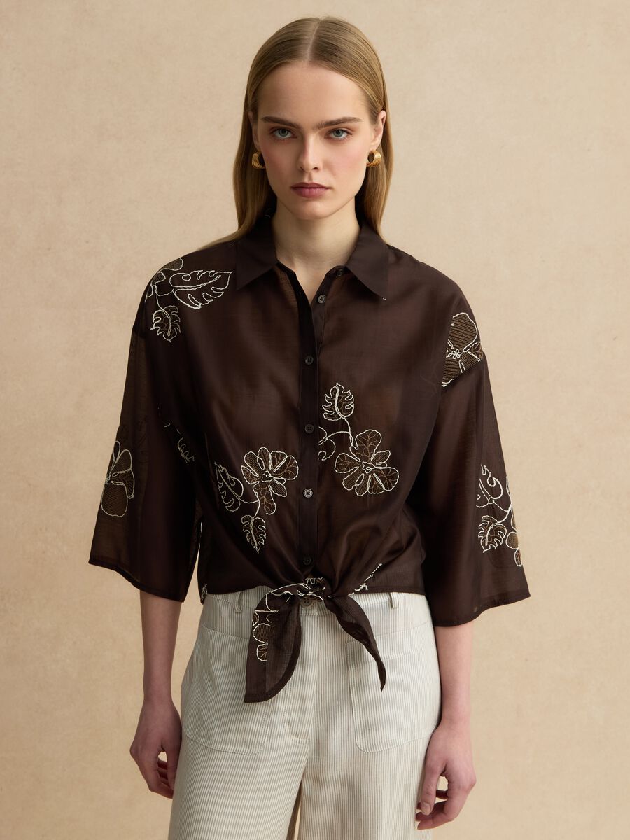 Braunes Lyocell-Mix Hemd mit Blumenstickerei im Regular Fit_1