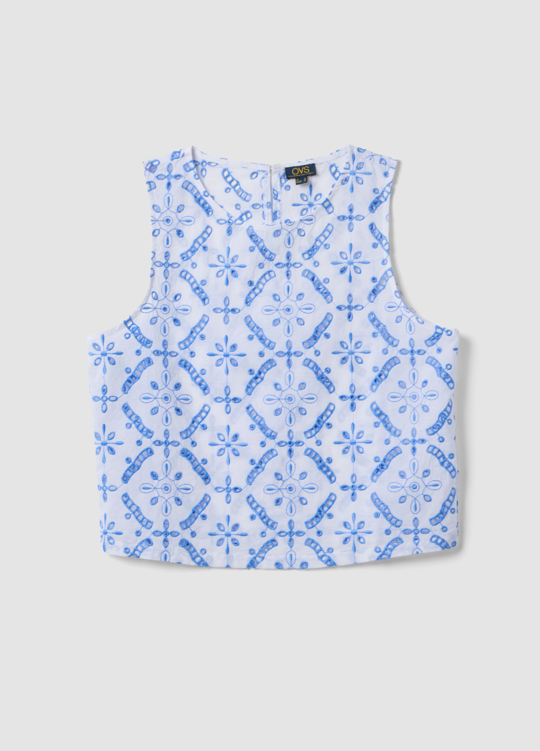 Top blanco de algod&oacute;n org&aacute;nico con bordado azul claro