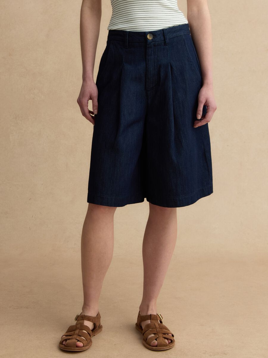 Weit geschnittene blaue Shorts aus reiner Baumwolle_1
