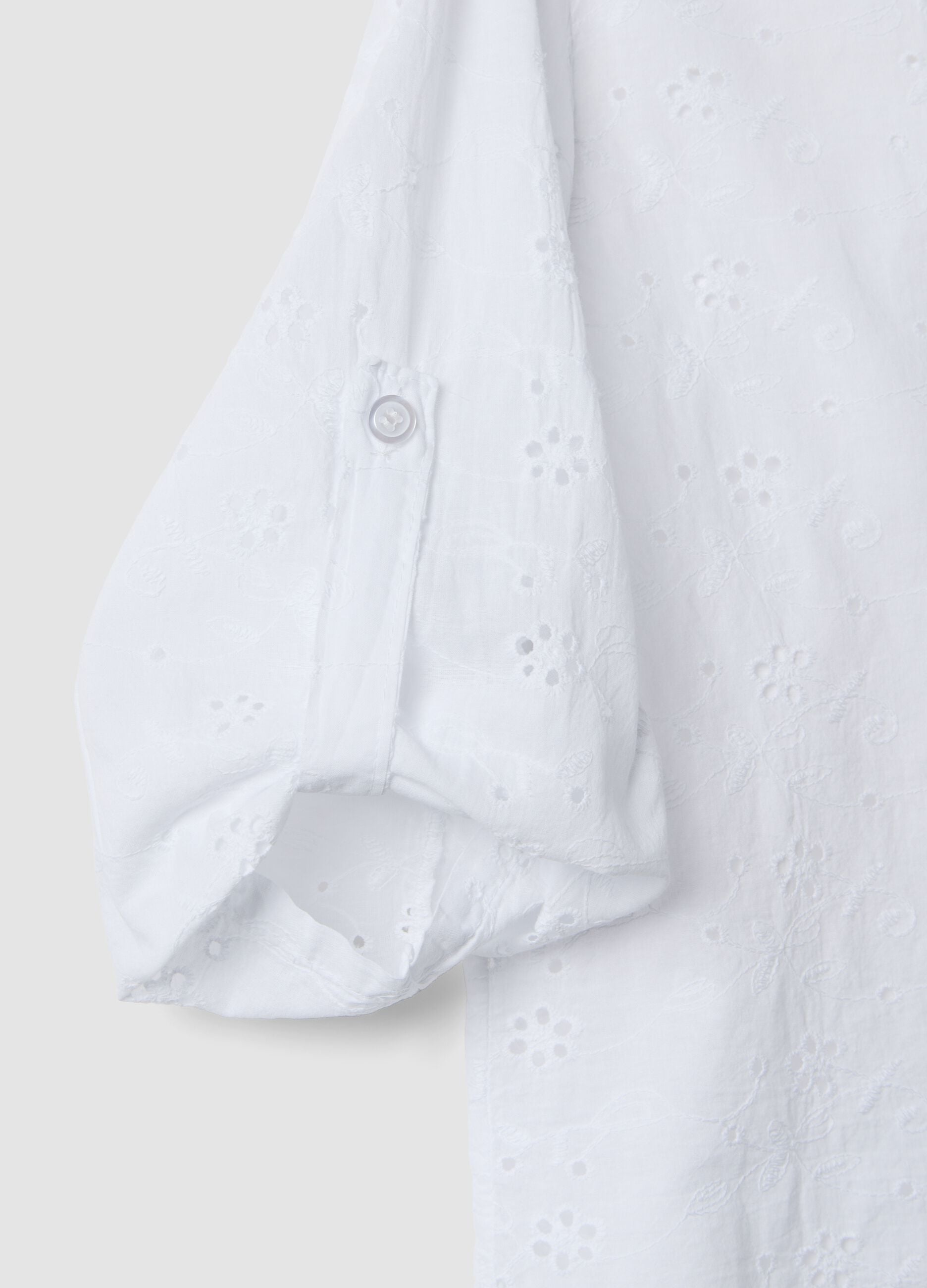 Chemise blanche en coton pur broderie anglaise, coupe regular