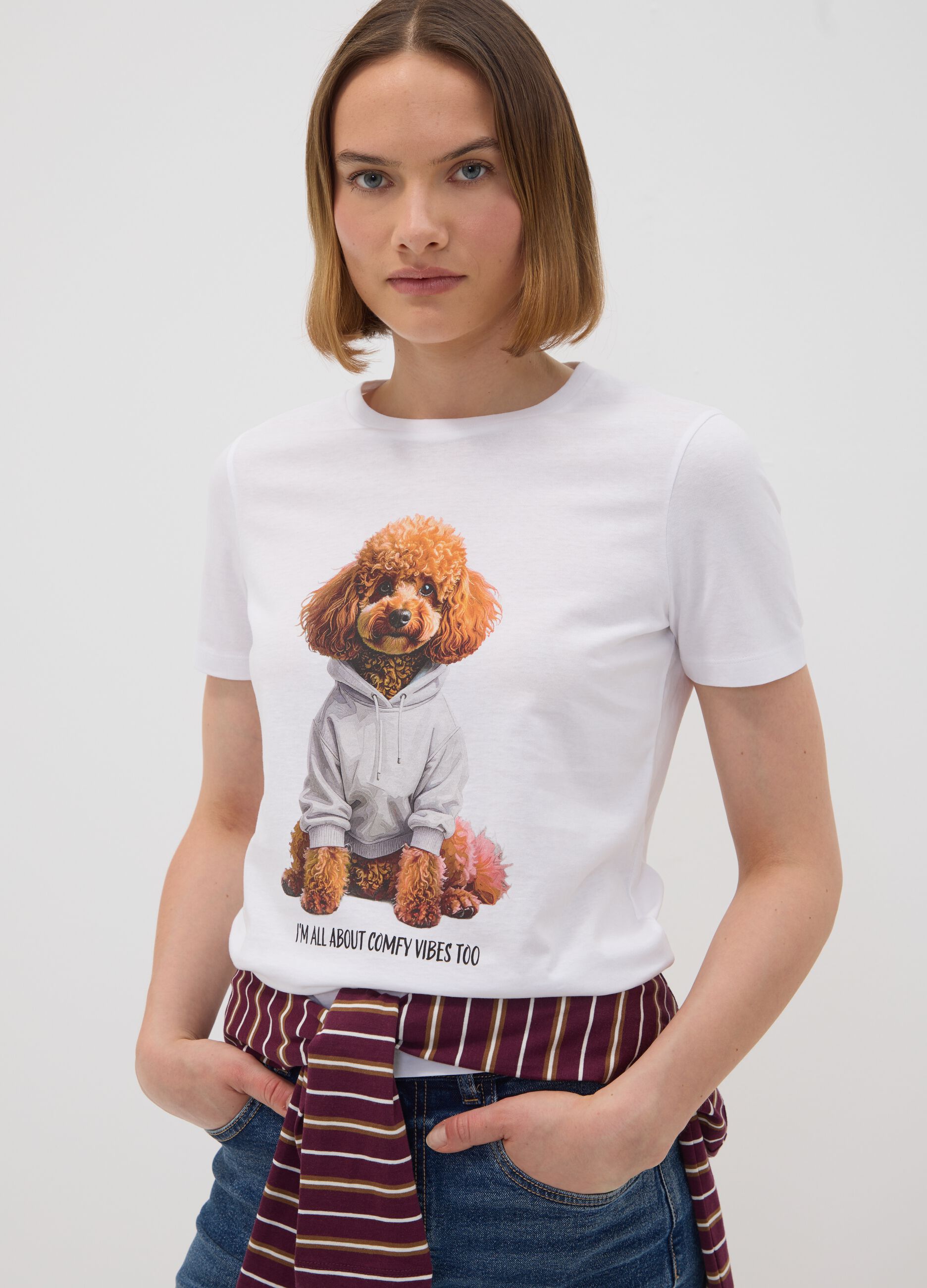 T-shirt branca em jersey de algod&atilde;o puro com estampado de c&atilde;o, corte regular
