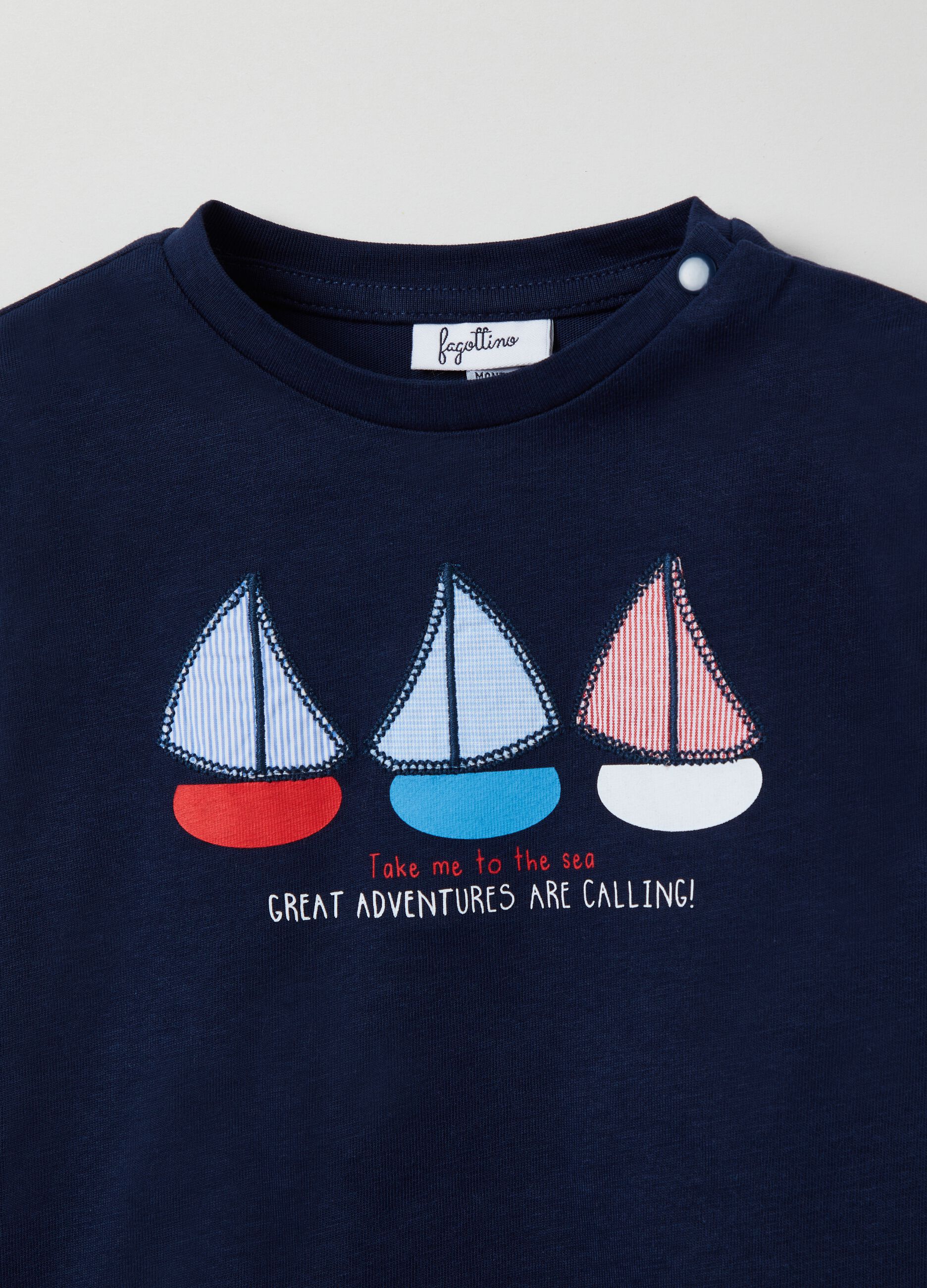 T-shirt a maniche lunghe con barche a vela 