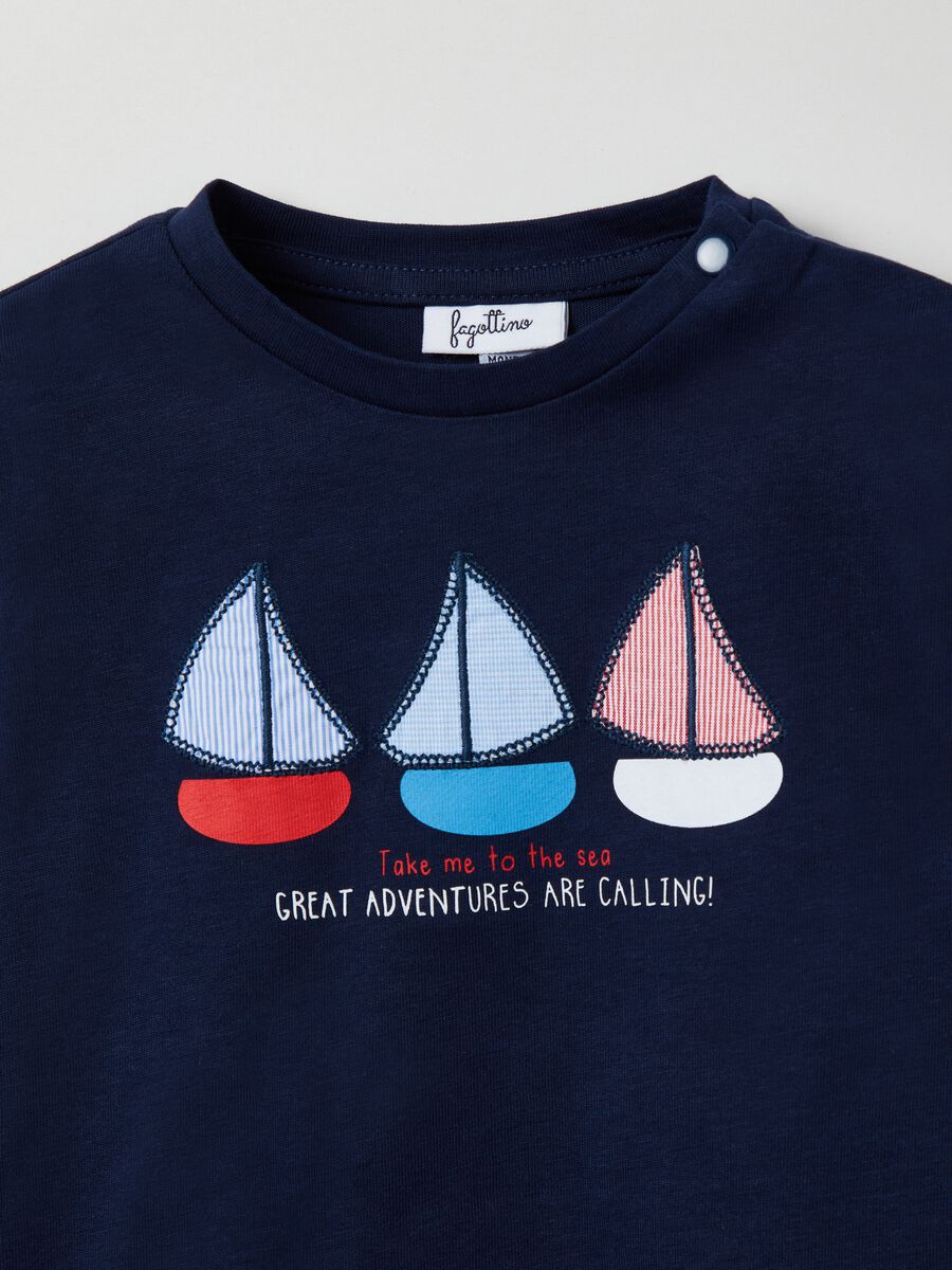 Camiseta de manga larga con barcos de vela_2