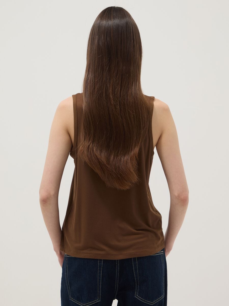 Camiseta de tirantes marr&oacute;n de viscosa el&aacute;stica, corte regular_3