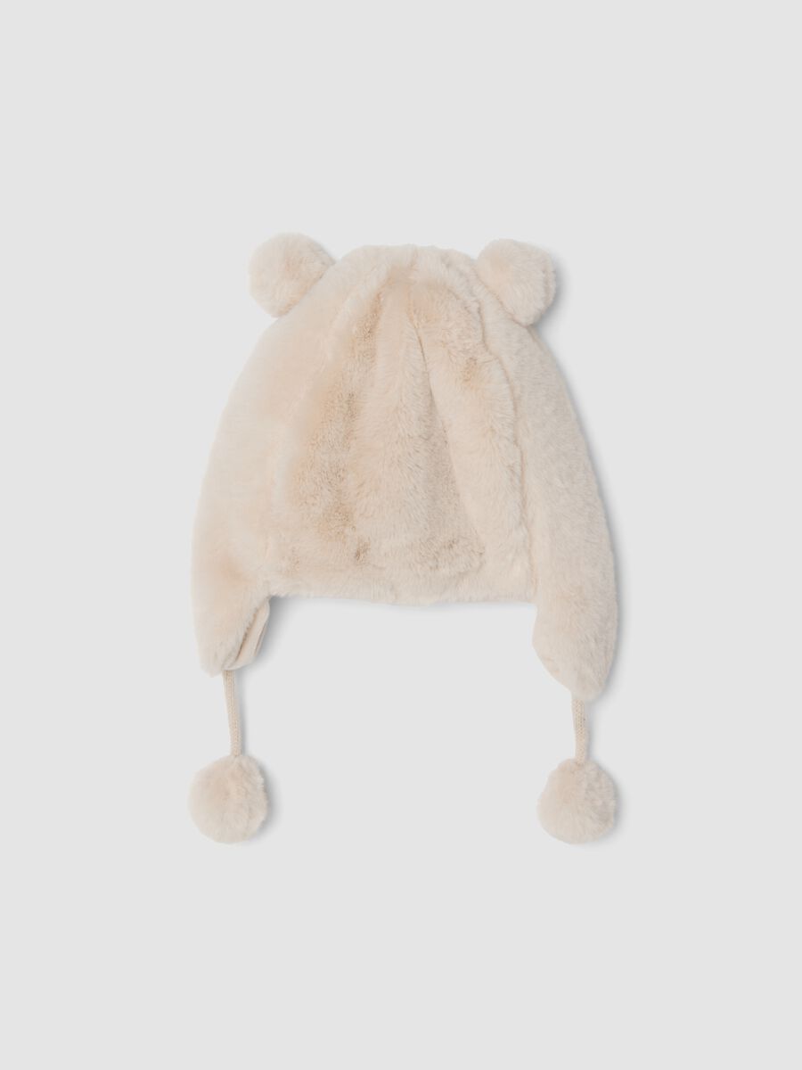Cappello bianco con paraorecchie e pon pon_1