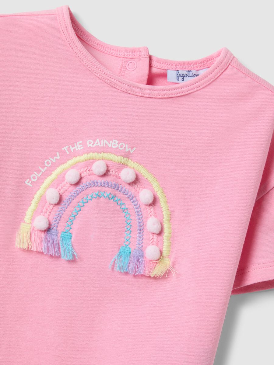 T-shirt in cotone elasticizzato rosa da bimba con ricamo arcobaleno_3