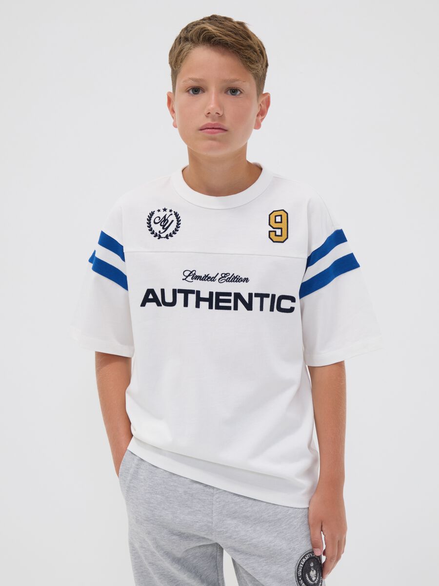 &Lambda;&epsilon;&upsilon;&kappa;ό T-shirt relaxed fit &alpha;&pi;ό &alpha;&gamma;&nu;ό &beta;&alpha;&mu;&beta;ά&kappa;&iota; &mu;&epsilon; &sigma;&tau;&rho;&omicron;&gamma;&gamma;&upsilon;&lambda;ή &lambda;&alpha;&iota;&mu;ό&kappa;&omicron;&psi;&eta; &kappa;&alpha;&iota; &sigma;&tau;ά&mu;&pi;&alpha; &gamma;&iota;&alpha; &alpha;&gamma;ό&rho;&iota;&alpha;_0