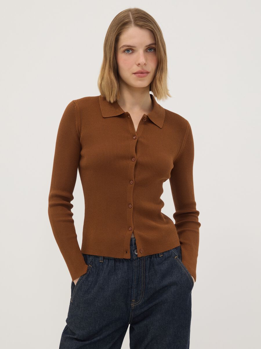 Brauner, figurbetonter Rippstrick-Cardigan aus Viskosemix mit Polokragen_0