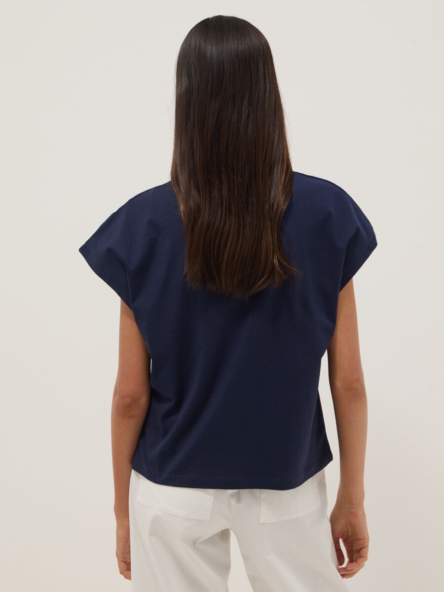 Blaue, figurbetonte T-Shirt mit kurzen &Auml;rmeln aus reiner Baumwolle_3