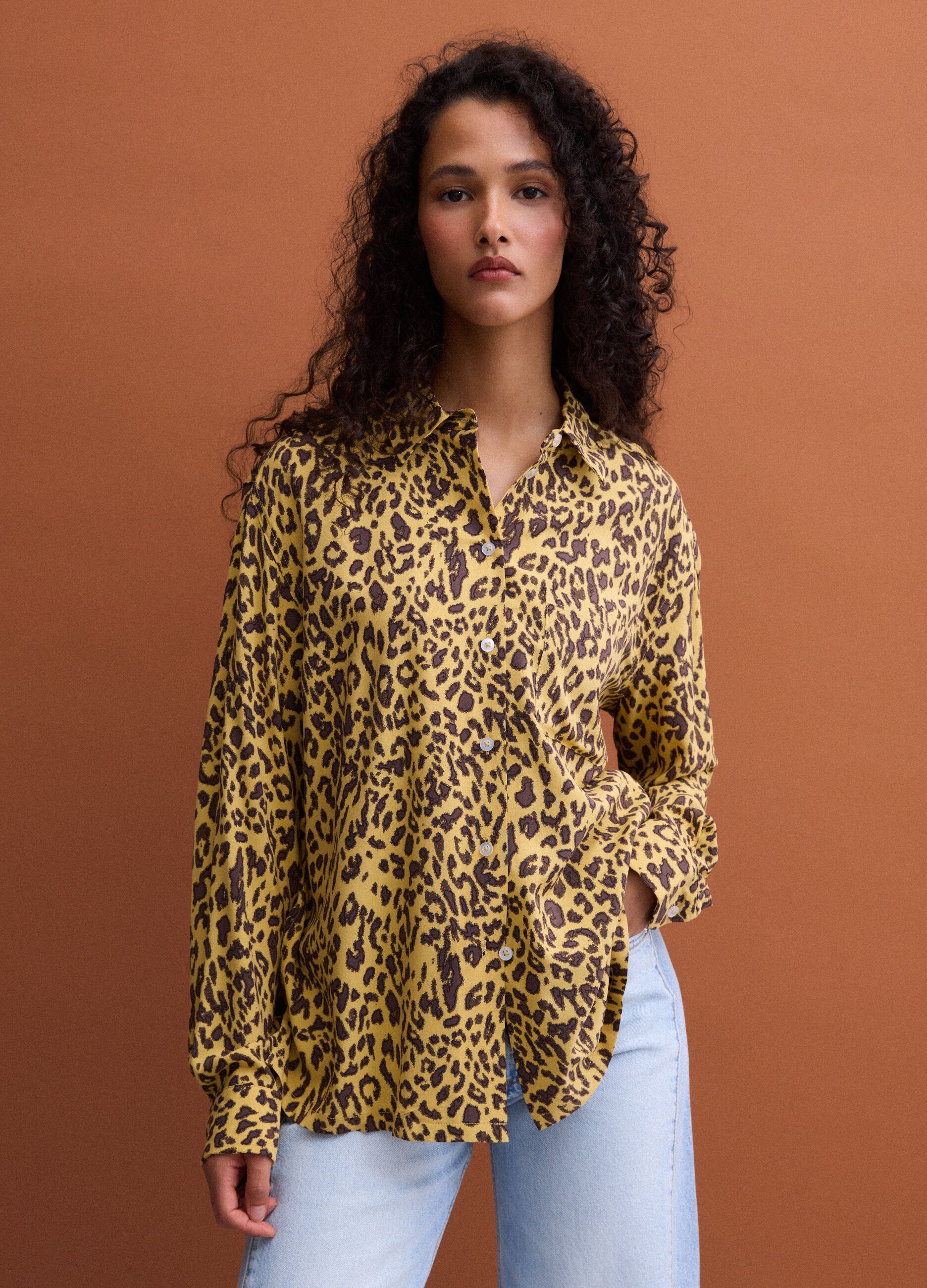 Camicia gialla in pura viscosa con stampa animalier regular fit