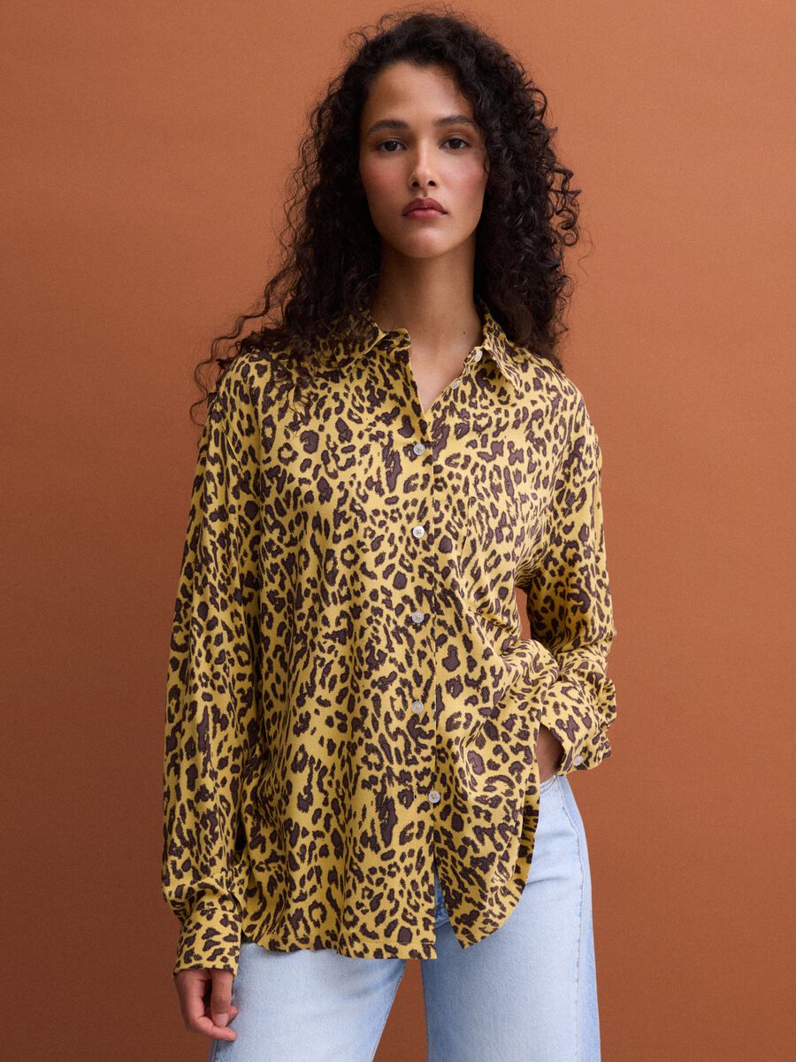 Camicia gialla in pura viscosa con stampa animalier regular fit_1