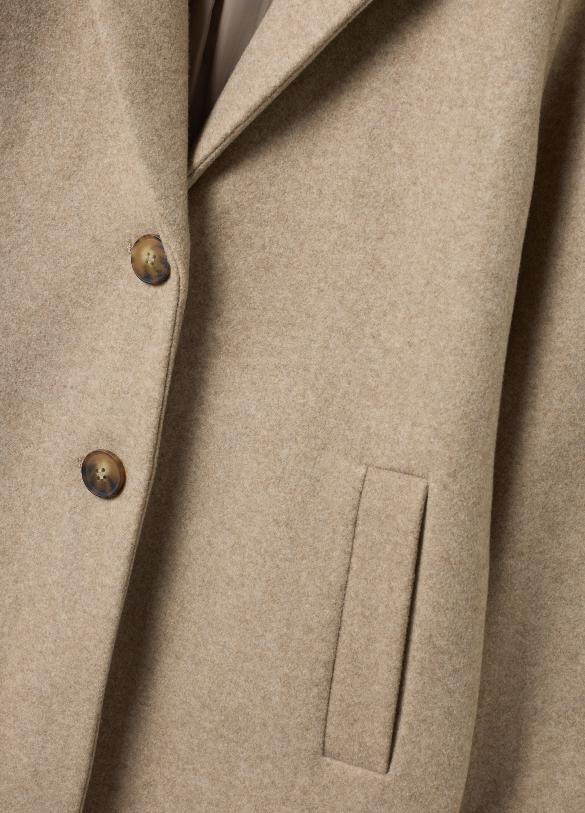 Casaco camel regular fit com lapelas e bot&otilde;es