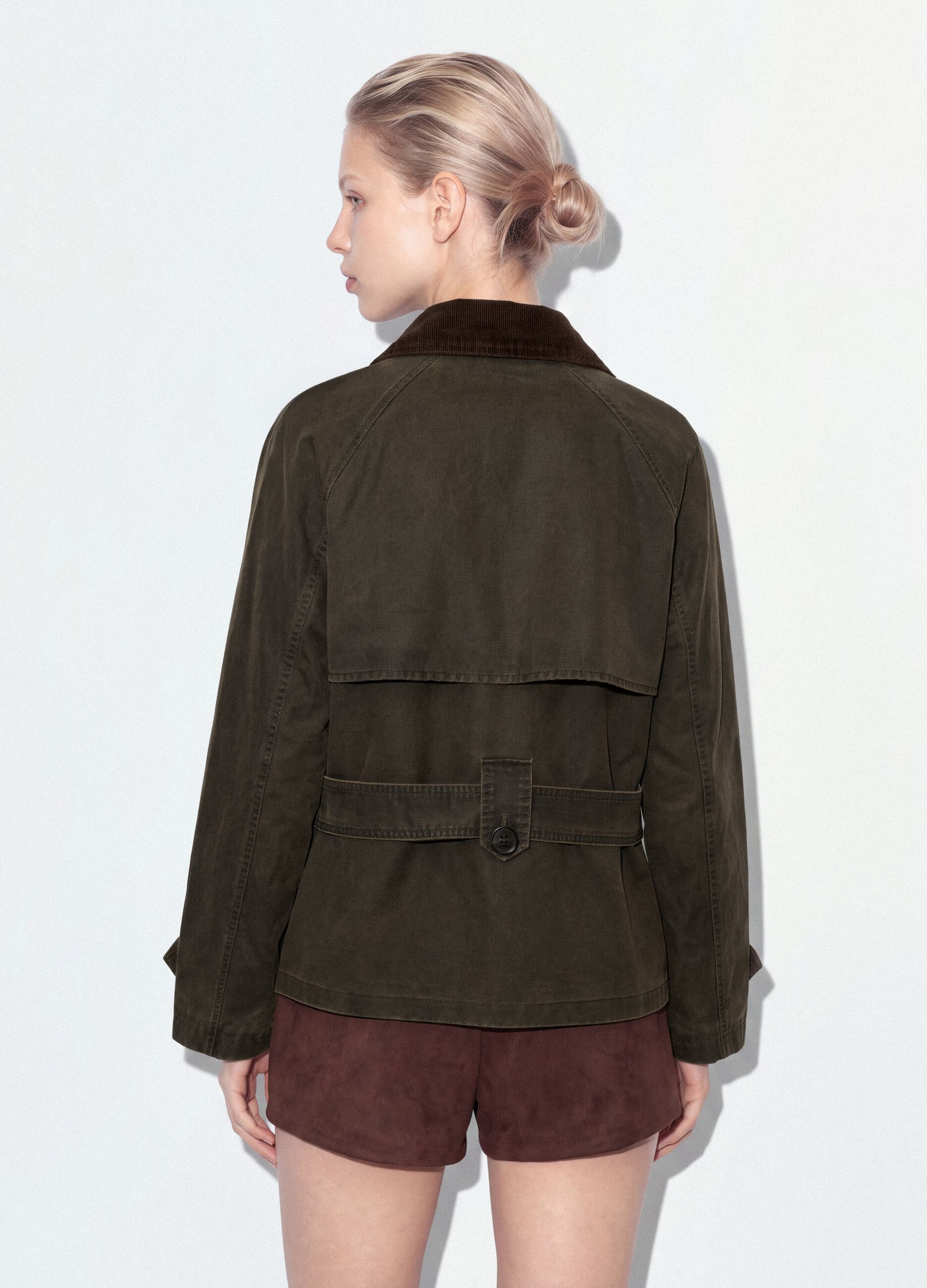 Gr&uuml;ner Trenchcoat aus Baumwollmix mit Kontrastkragen, Regular Fit