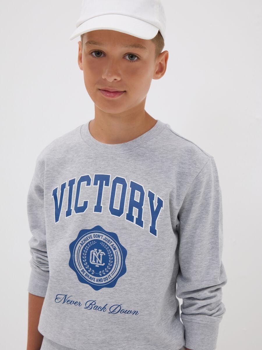 Sweatshirt cinzenta em mistura de algod&atilde;o e viscose com inscri&ccedil;&atilde;o &ldquo;Victory&rdquo; para rapaz_0