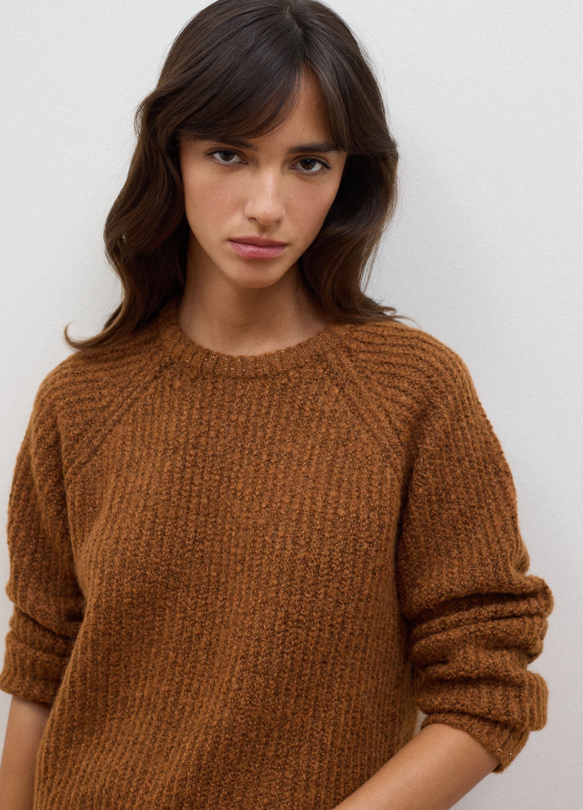 Brauner Regular-Fit Pullover aus gerippter Stretchwolle