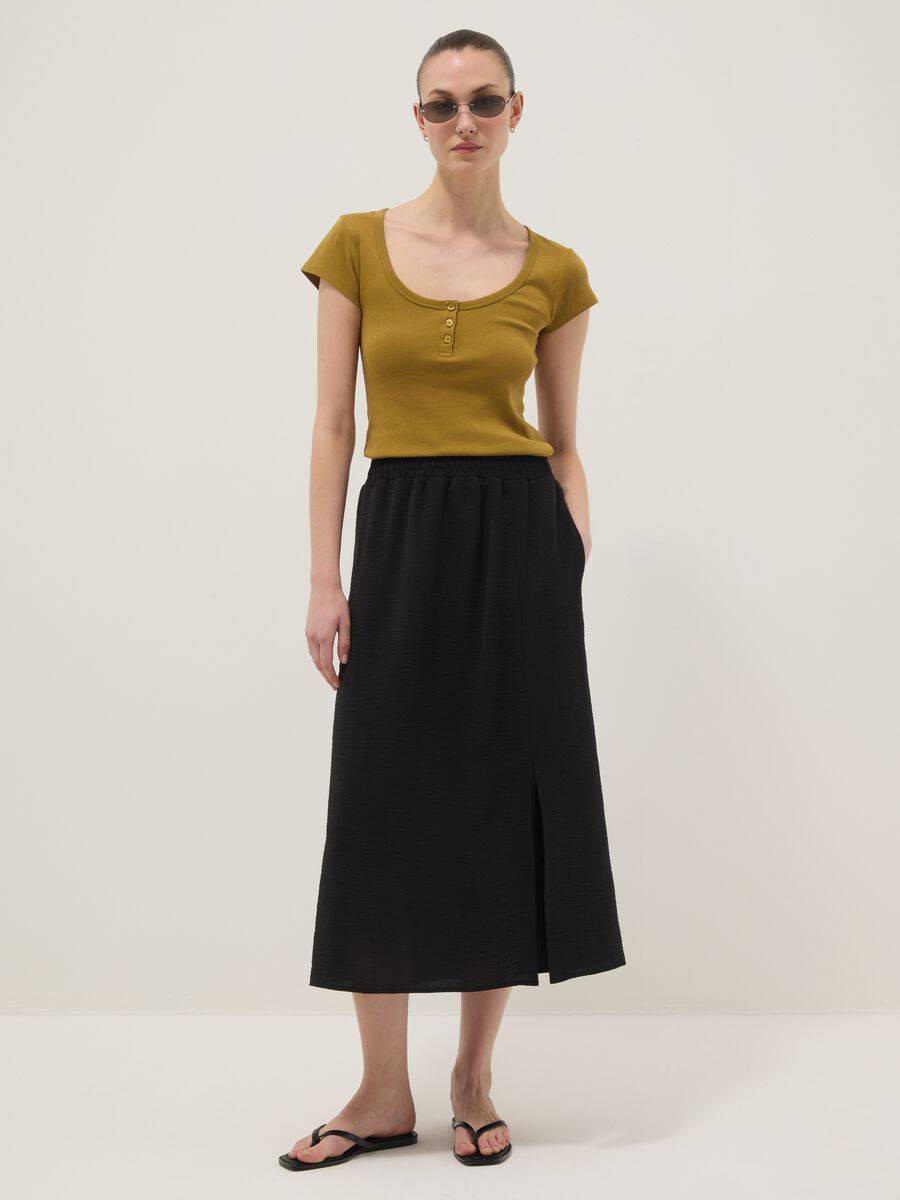 Gelbes T-Shirt aus reiner Baumwolle im Regular Fit mit tiefem Serafino-Ausschnitt_2