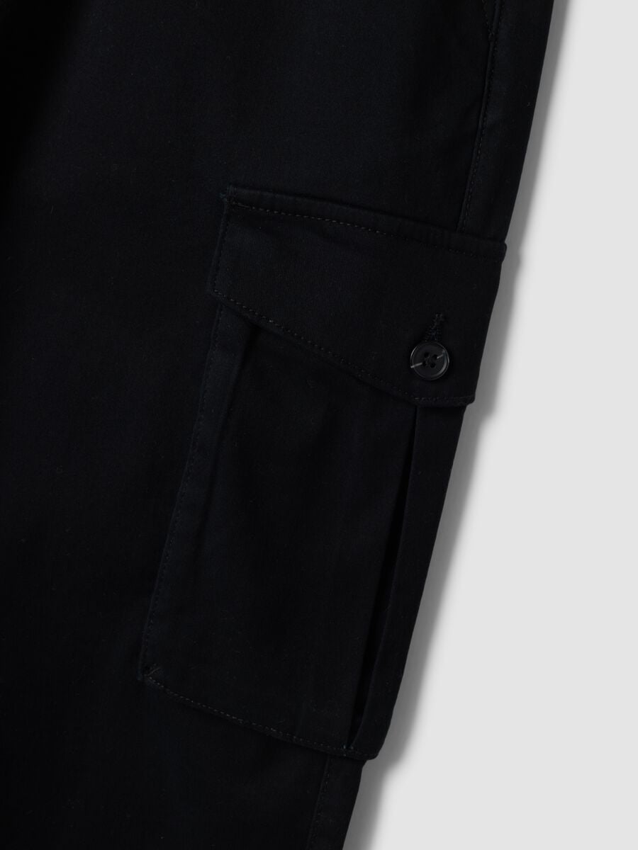Pantal&oacute;n cargo negro slim de algod&oacute;n el&aacute;stico_1