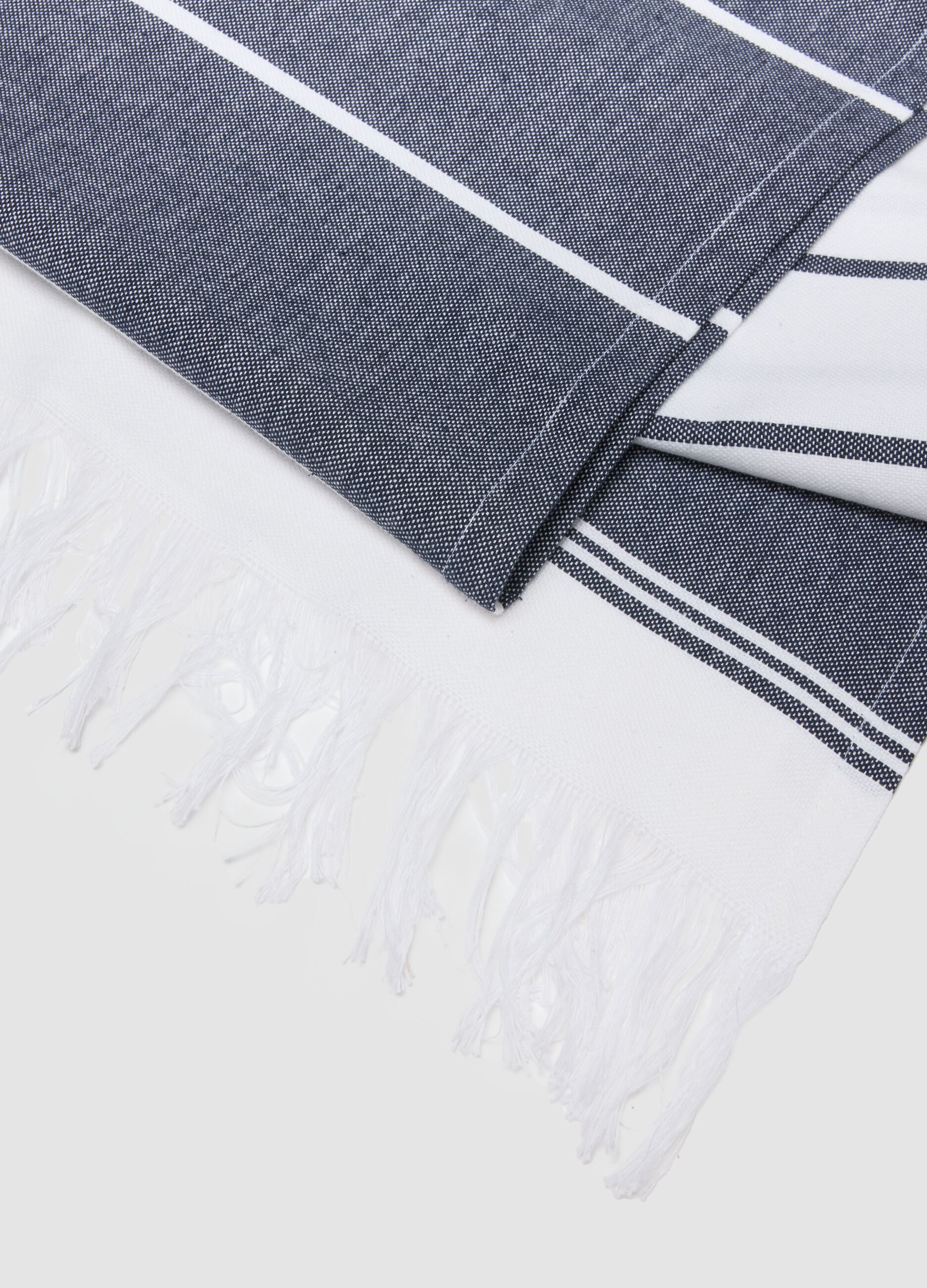 Toalha de praia azul e branca em algod&atilde;o puro com franjas