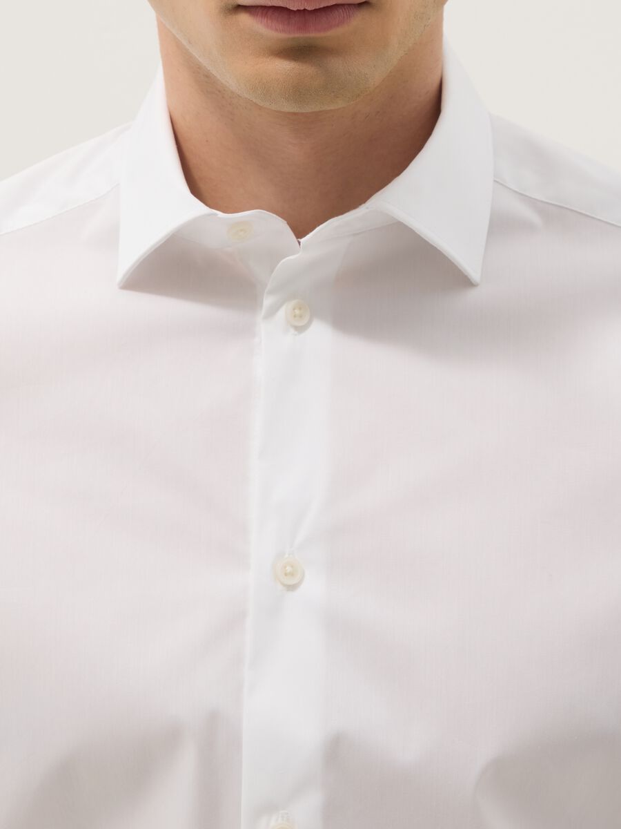 Wei&szlig;e Slim Fit Hemd aus Stretch-Baumwolle mit klassischem Kragen_2