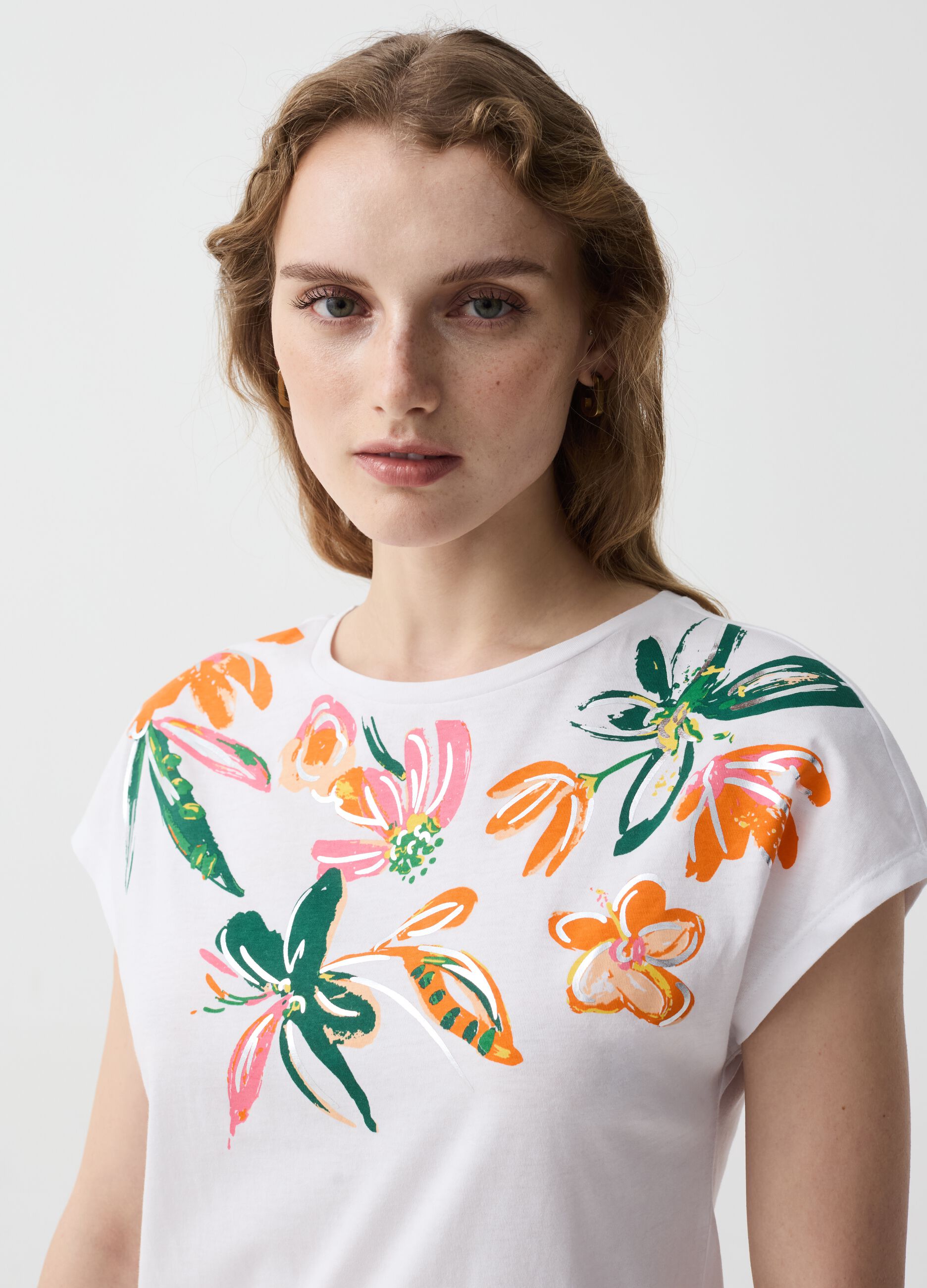 Camiseta estampado de flores con detalles metalizados