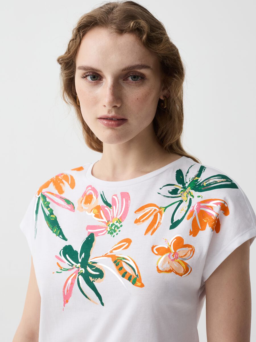 T-shirt stampa a fiori con dettagli in foil_2