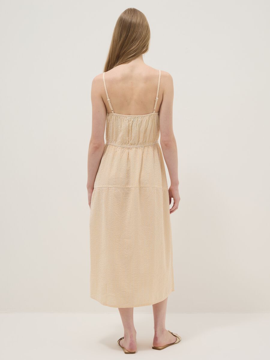 Beiges, gestreiftes Regular-Fit-Kleid aus reiner Baumwolle mit schmalen Tr&auml;gern_2
